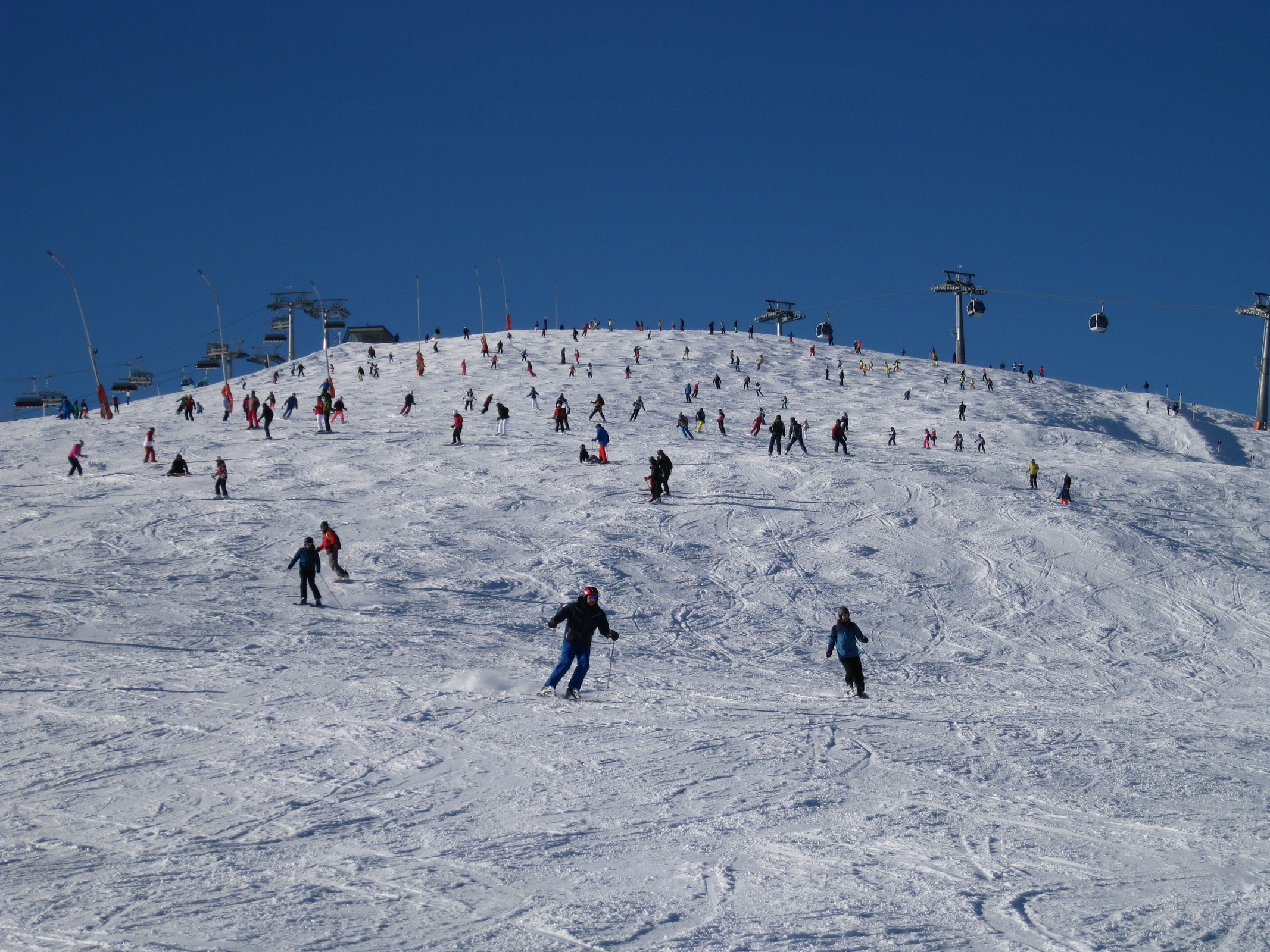 13.33 Uhr: Überbevölkerte Breiteckpiste (Nr. 1 blau) - links die Breiteckbahn, rechts der trassXpress