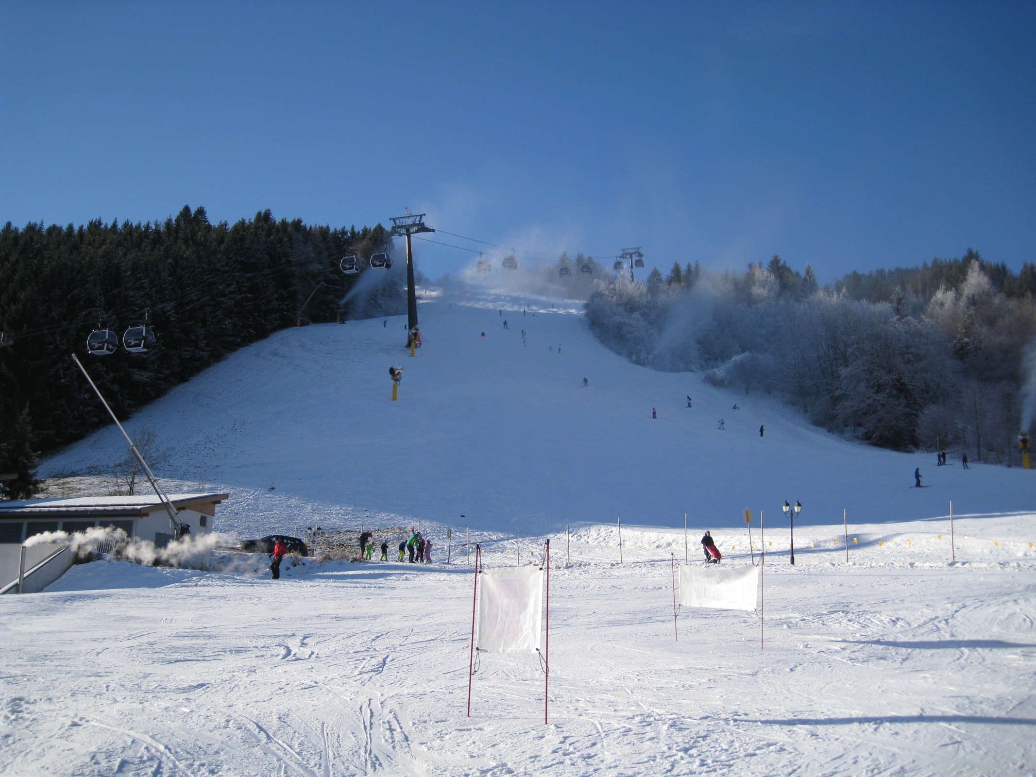 14.10 Uhr: Rückblick auf die letzte Abfahrt des Tages - zu sehen ist die rote Schüttabfahrt (Nr. 4) und der areitXpress