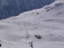 Blick aus der 4SB Corne de Sorebois auf's Skigebiet. In der Mitte unten sieht man die Bergstation des SCHL Combe und das Restaurant &amp;quot;Buvette&amp;quot;. Rechts daneben wird die Bergstation der zukünftigen 4KSB &amp;quot;Chiesso&amp;quot; gebaut.