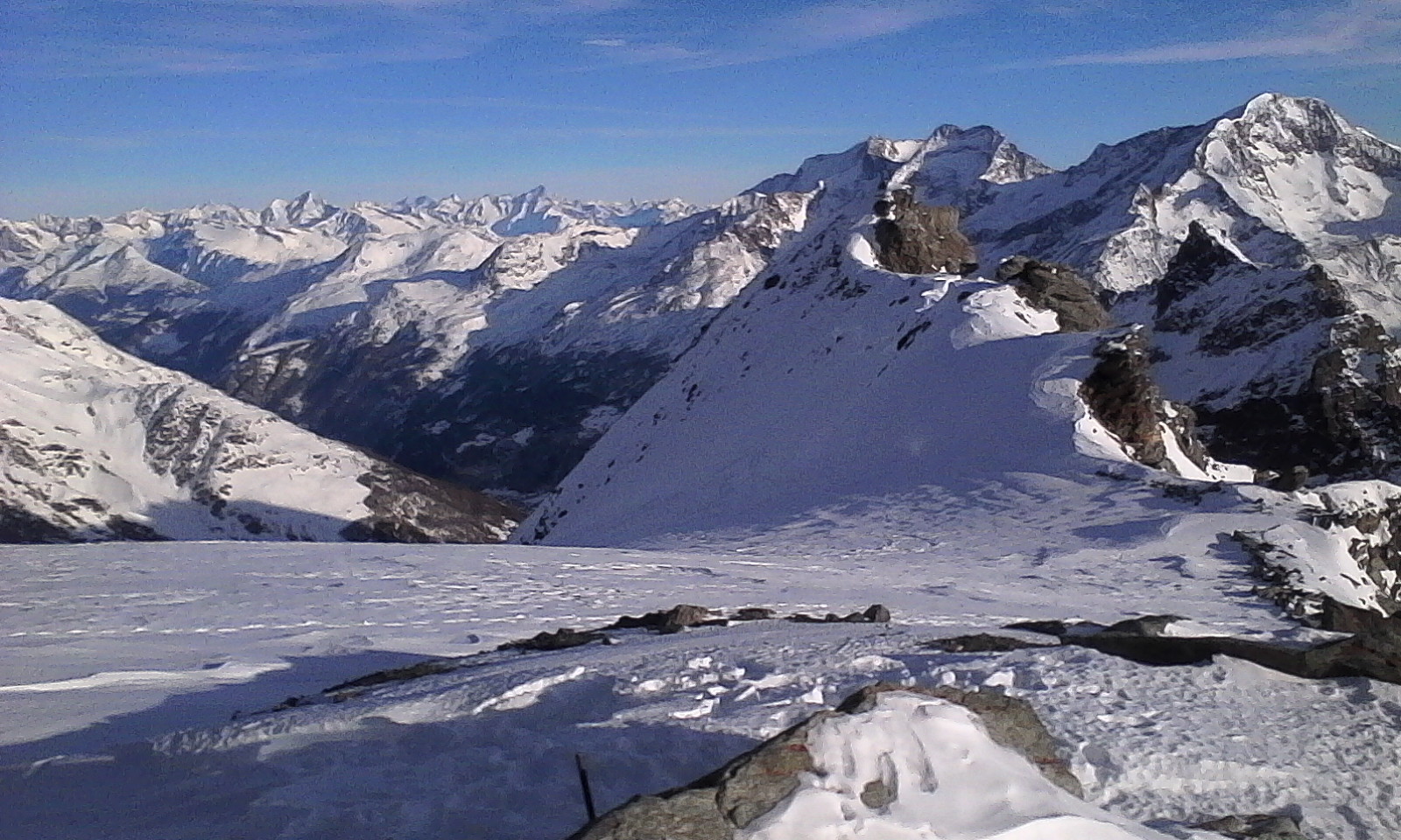 Auf dem Mittelallalin. Blick zu den Berner Alpen sowie Fletschhorn, Laquinhorn und Weissmies