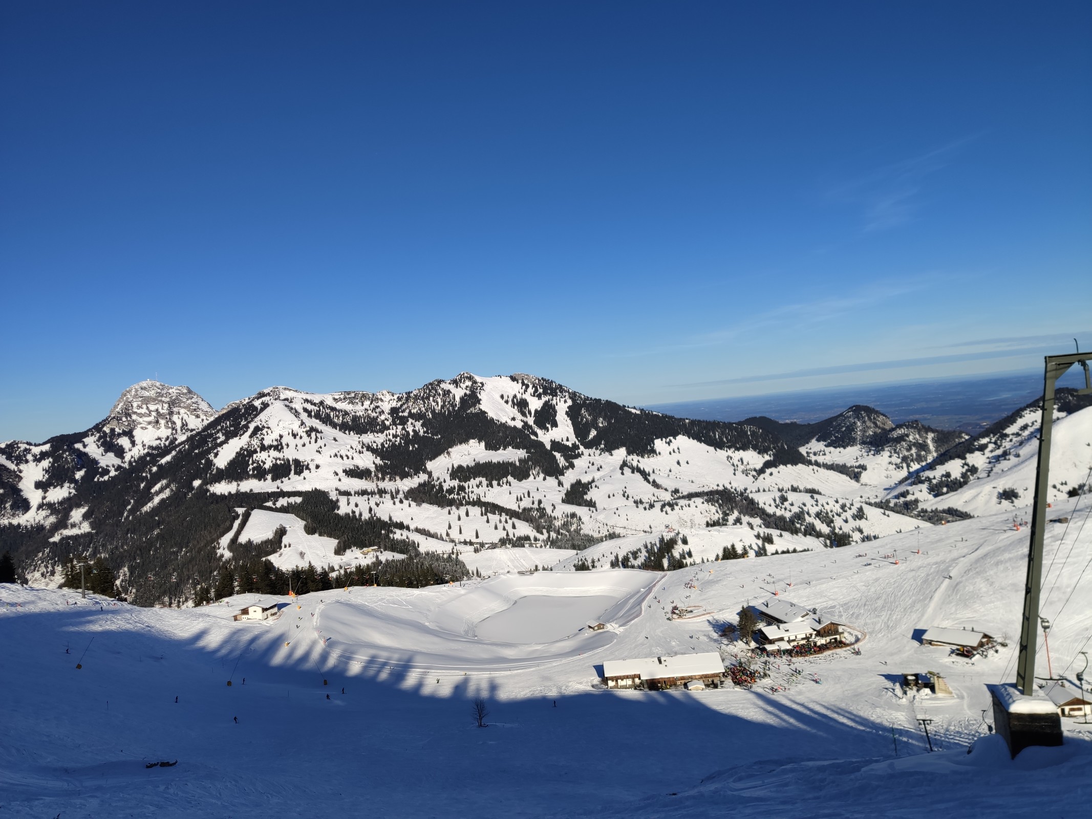 Überblick über das Gebiet bei traumhaften Wetter vom Vogelsang. Die Pisten am Vogelsang waren nicht präpariert und grenzwertig zu fahren.