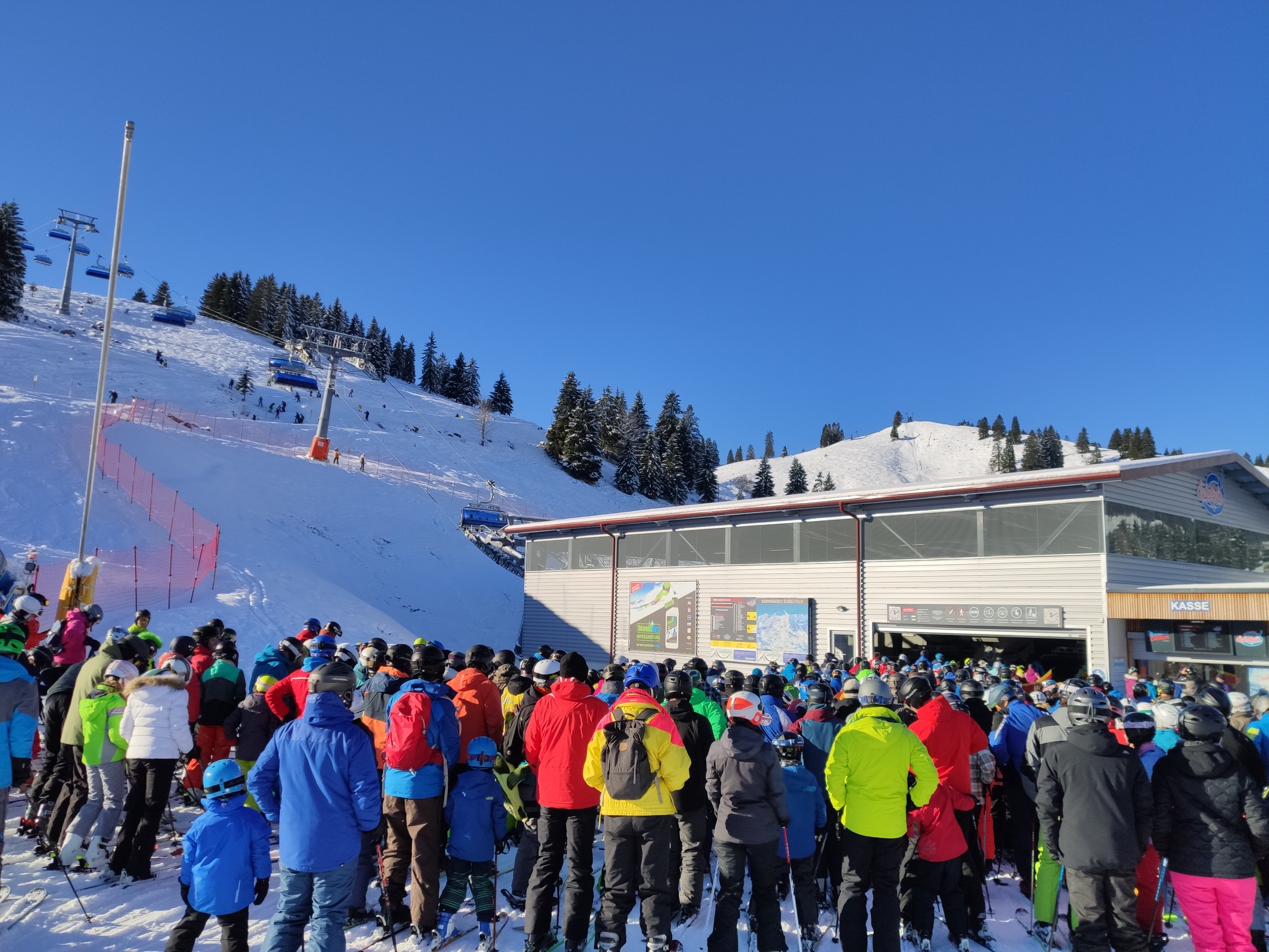 Das war leider zu erwarten - Talstation Sudelfeldkopf. So viel zum Thema der Lift ist überdimensioniert ... Hinter Stütze Nr. 2 kann man den Tragödienhang des Tages erahnen.