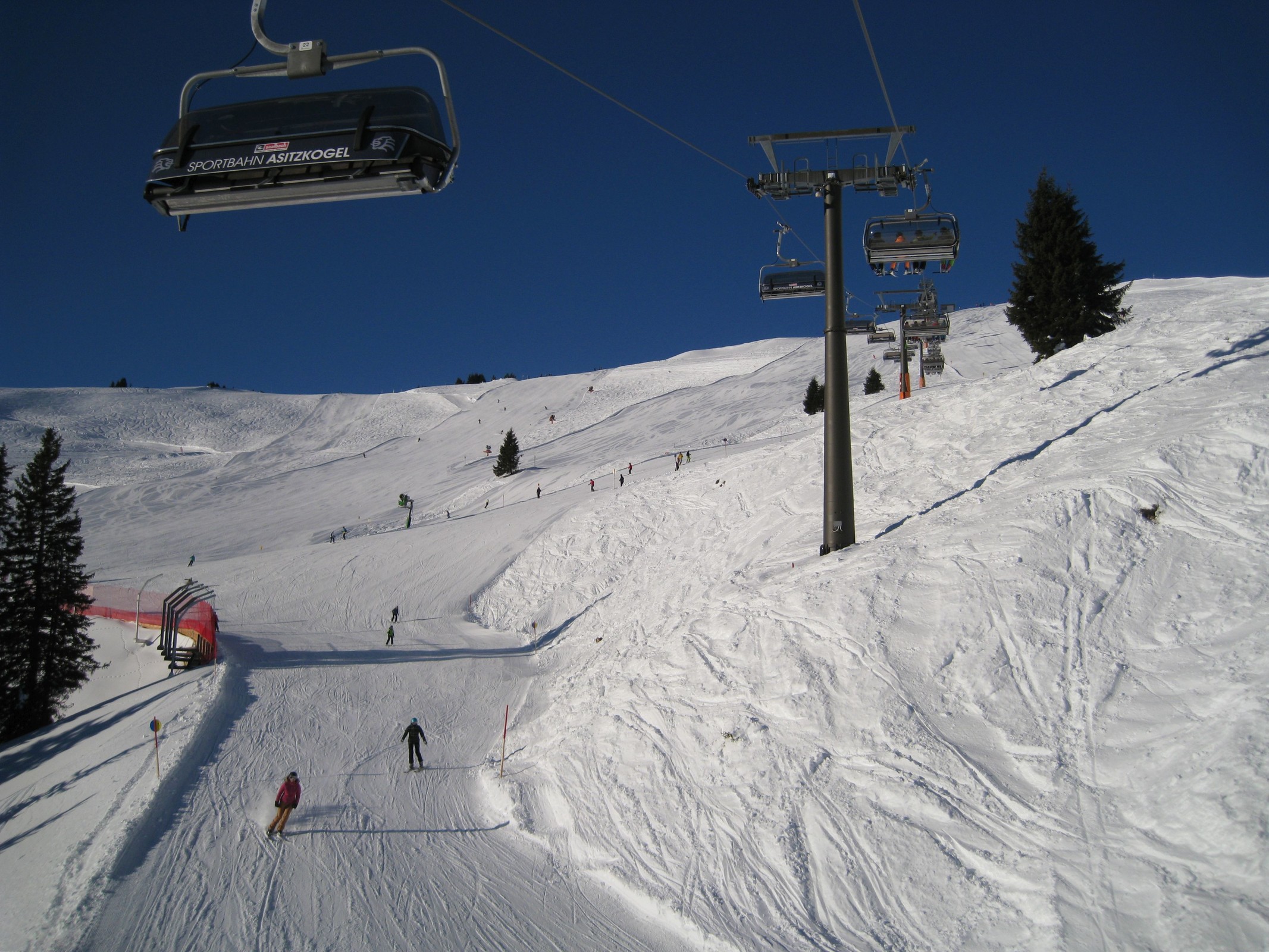 09.35 Uhr: Im L7 Sportbahn Asitzkogel 6er mit den Pisten (von links nach rechts): 222 blau, 222a rot, 221 rot, 219 blau