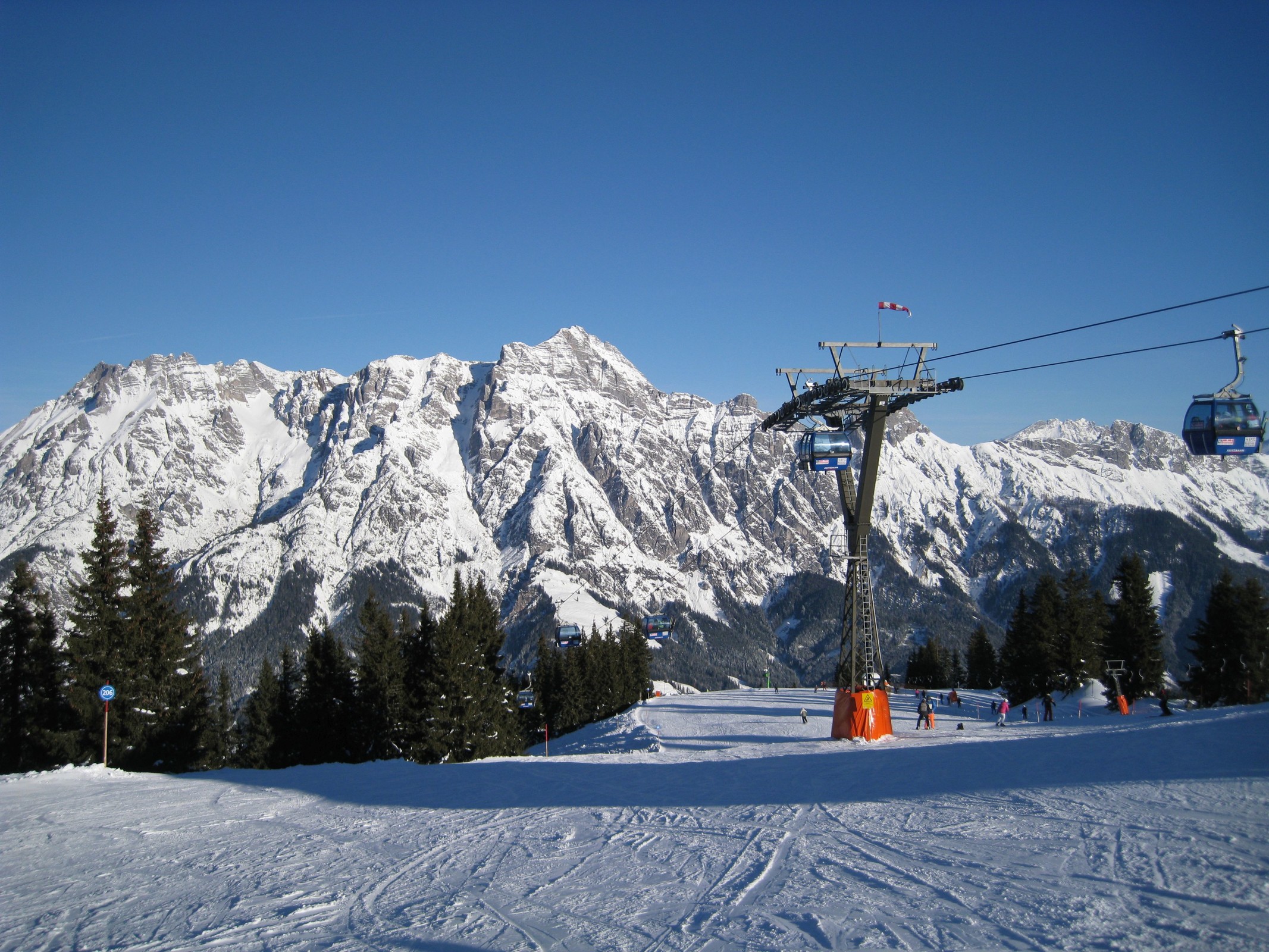 10.12 Uhr: Auf der blauen 206 an der L2 Asitzbahn II, ganz rechts ist der L9 Übungslift Asitz und im Hintergrund sind die Leoganger Steinberge zu sehen.