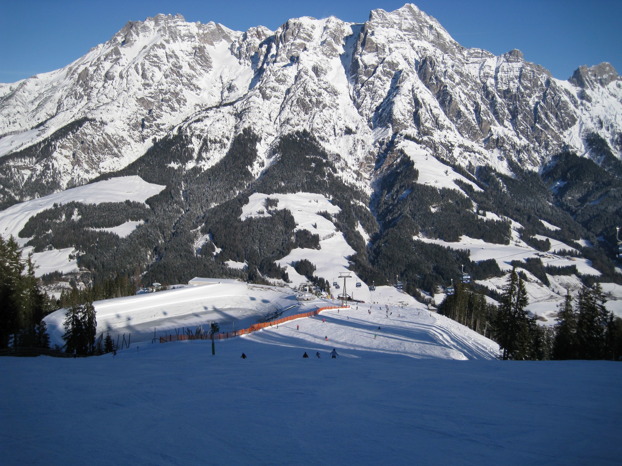 10.23 Uhr: Auf der blauen 206 an der L2 Asitzbahn II mit den Leoganger Steinbergen im Hintergrund.