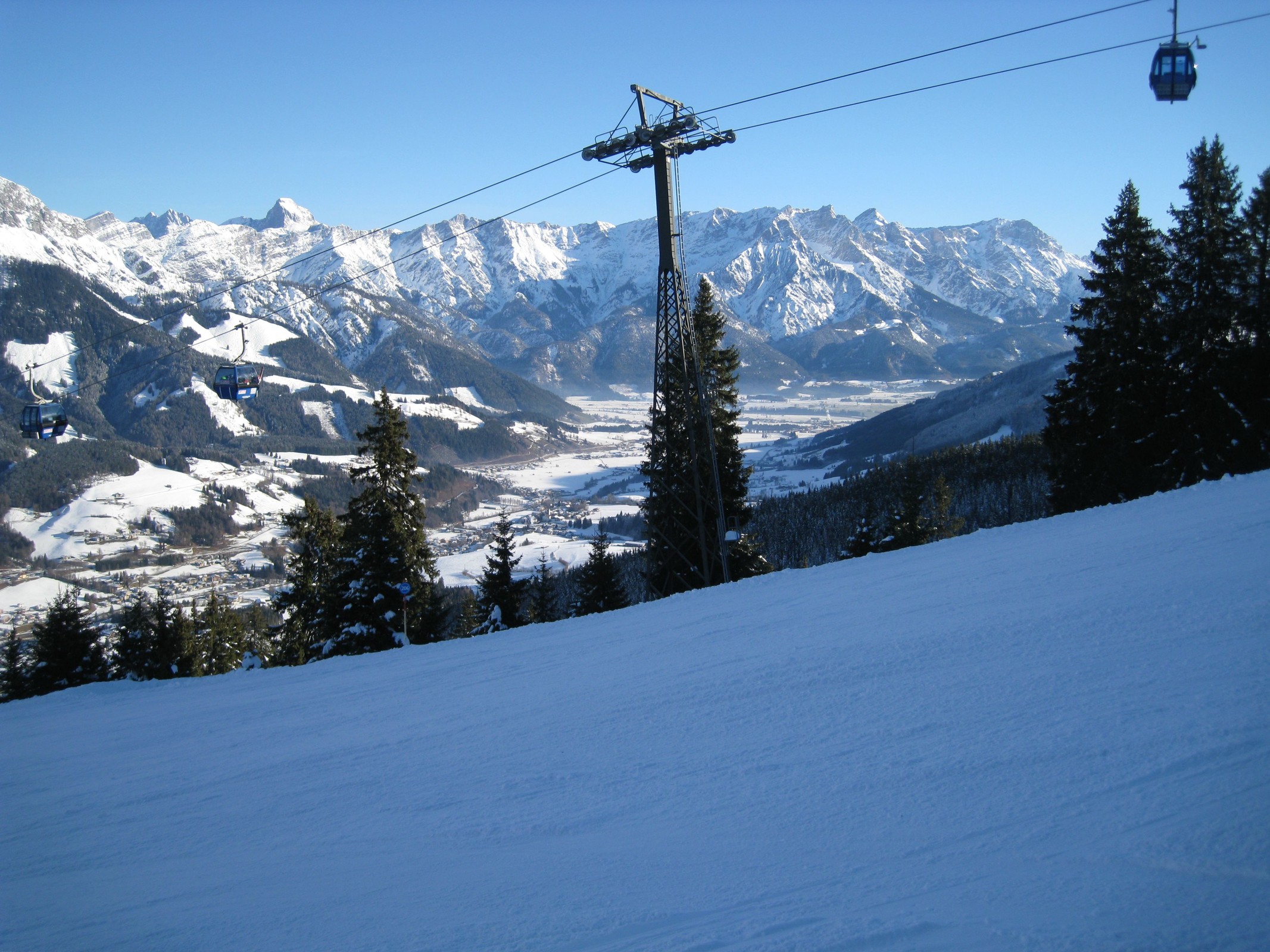 10.23 Uhr: L2 Asitzbahn II vor dem Steinernen Meer und Saalfelden.