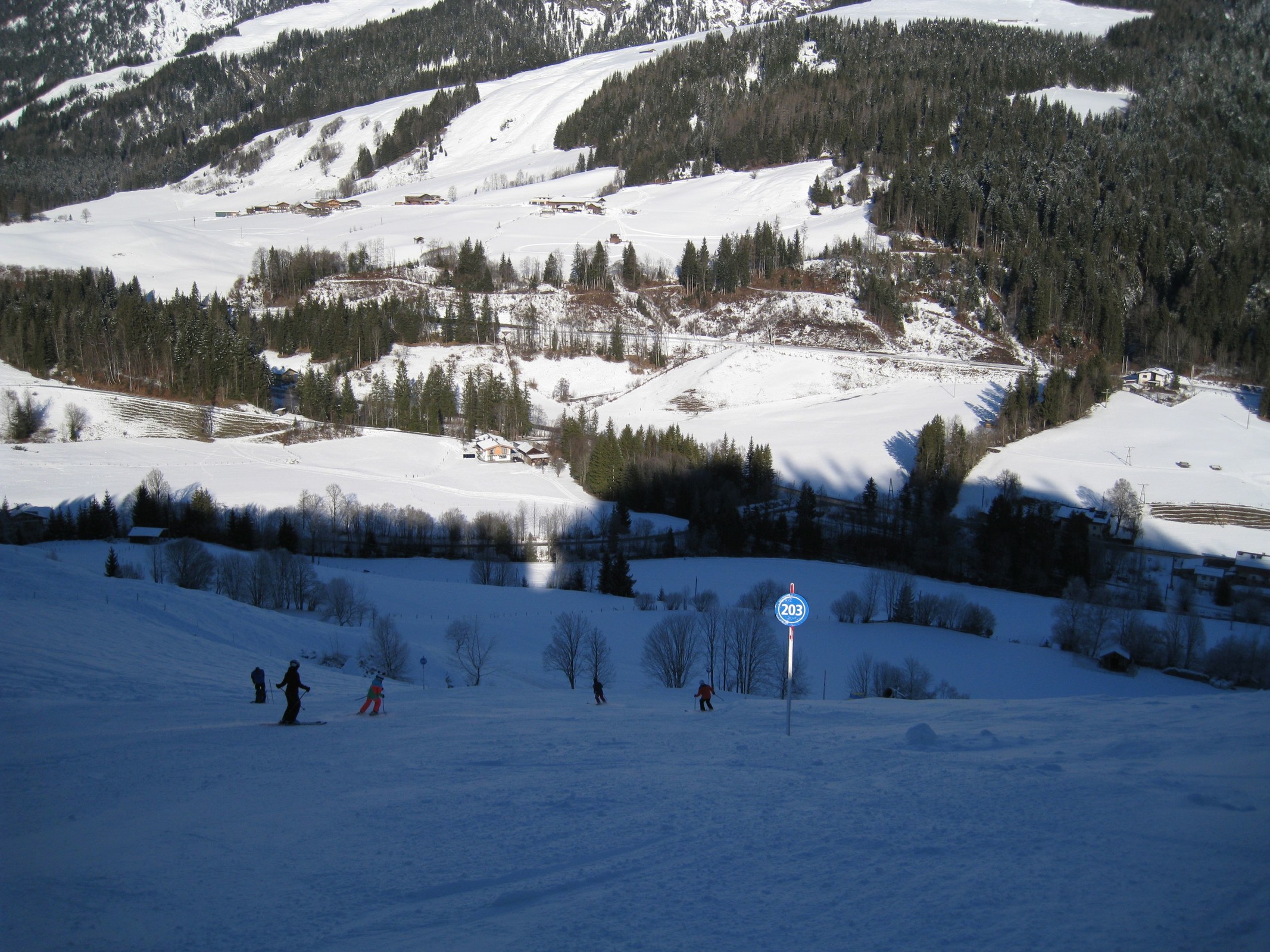 10.51 Uhr: Bevor dieses Bild entstanden ist machten wir noch eine Wiederholungsfahrt am L8 Almbahn 4er. Hier ist der letzte Hang der blauen 203 vor dem Skiweg zur L1 Asitzbahn I zu sehen. Sowohl die blaue 205 am L8 Almbahn 4er, als auch die blaue 203 zur Talstation der L1 Asitzbahn I waren sehr knollig.