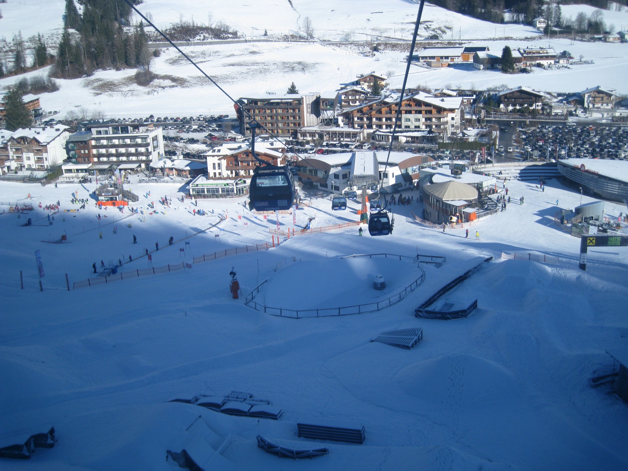 11.01 Uhr: In der L1 Asitzbahn I, im Hintergrund sind die vollen Parkplätze an der Talstation zu sehen.