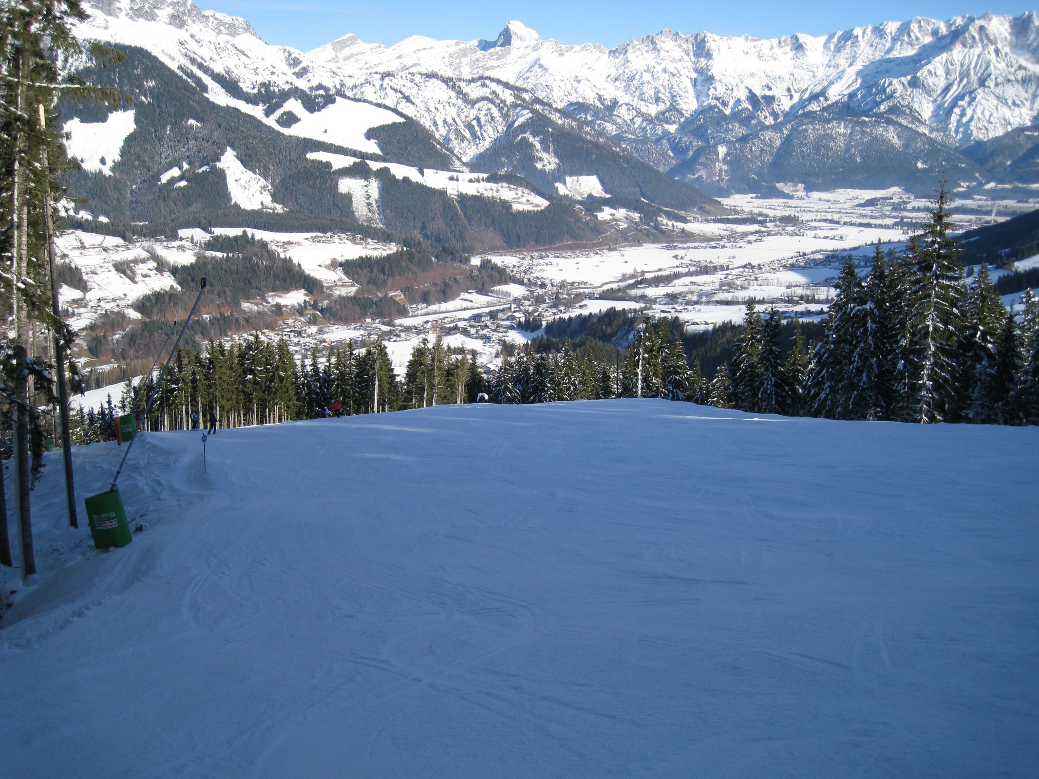12.31 Uhr: Blaue 211 zur Talstation der L3 Steinbergbahn I - Blick talwärts
