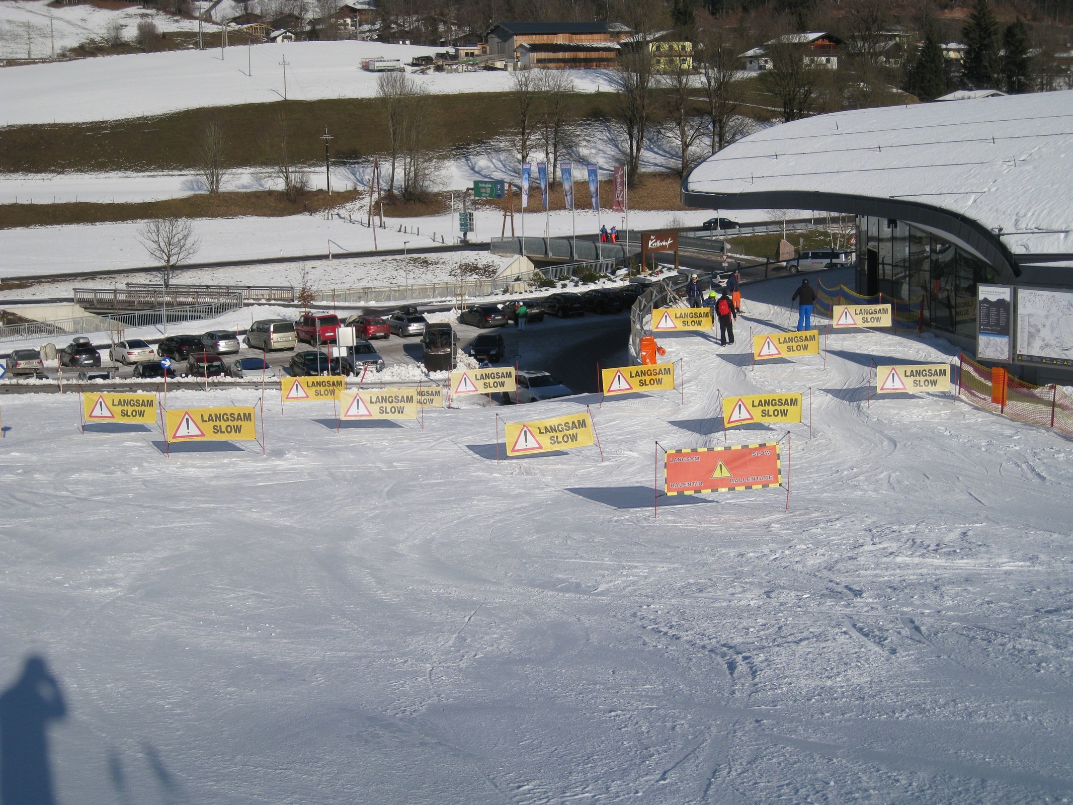 12.53 Uhr: Viele "Langsam - Slow"-Schilder an der Talstation der L3 Steinbergbahn I