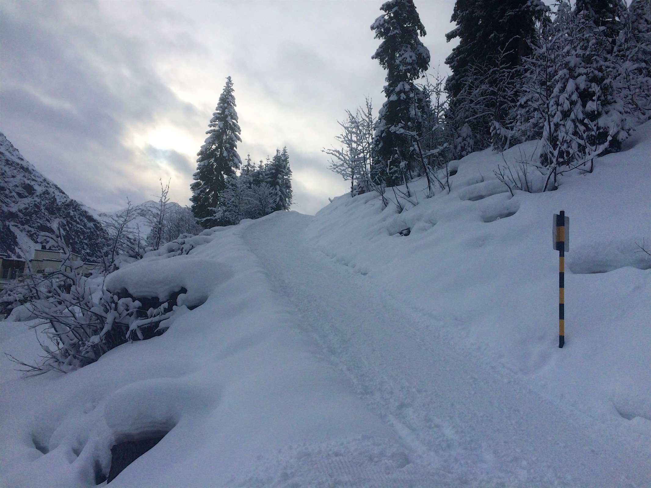 Der neue Zugang vom Eichhörnliweg zur Vettertraverse. Auf Skiern/Boards eine etwas schmale Angelegenheit.