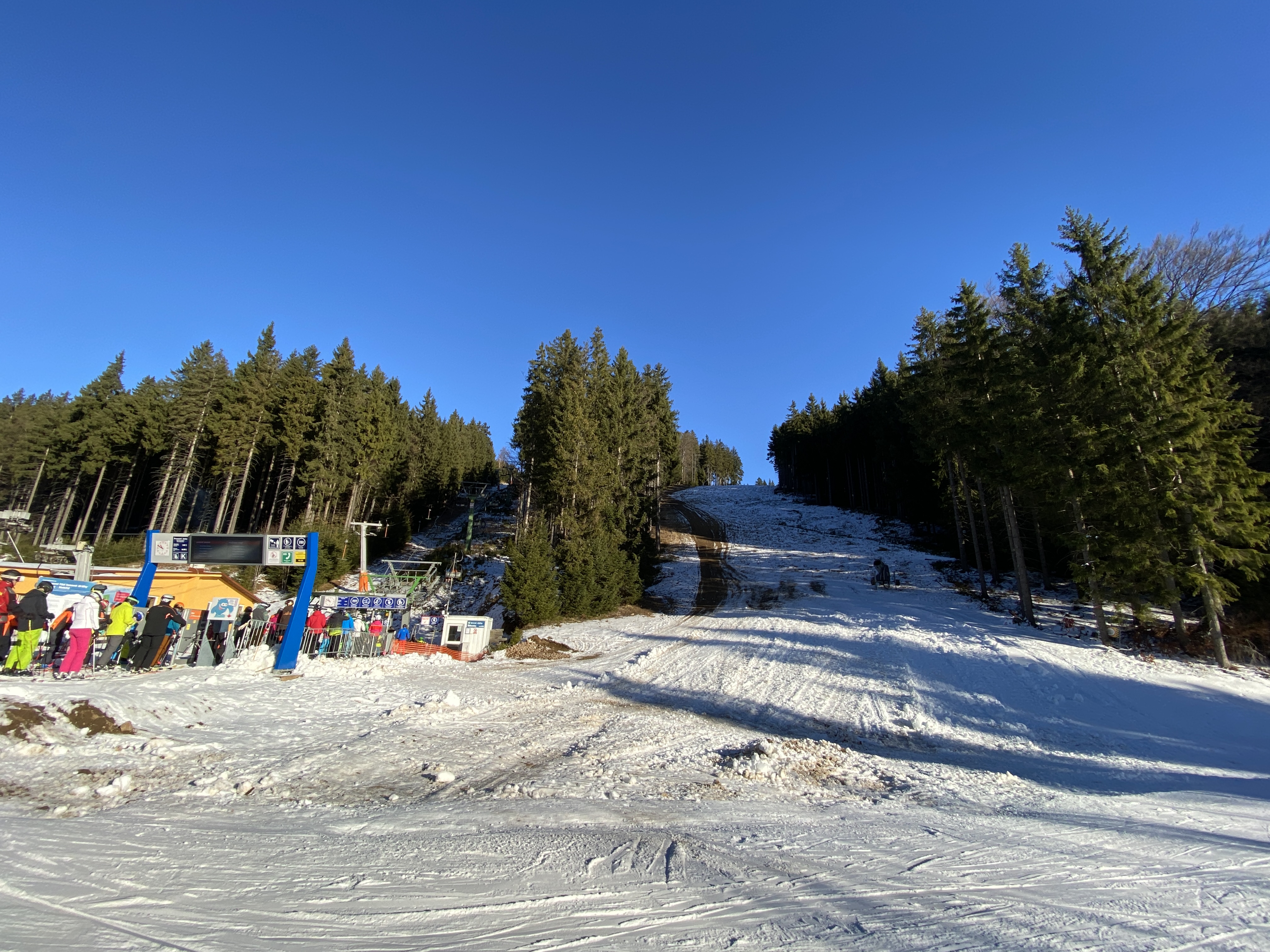Karasek II (schwarz) geht so schnell nicht auf, den im unteren Bereich produzierten Schnee hat man in den Anstehbereich der 3SB verschoben