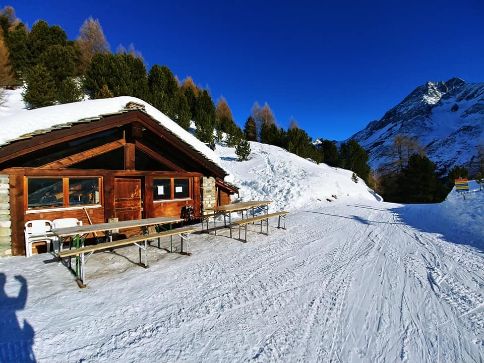 nette bewirtschaftete Hütte am Weg durch den Ort