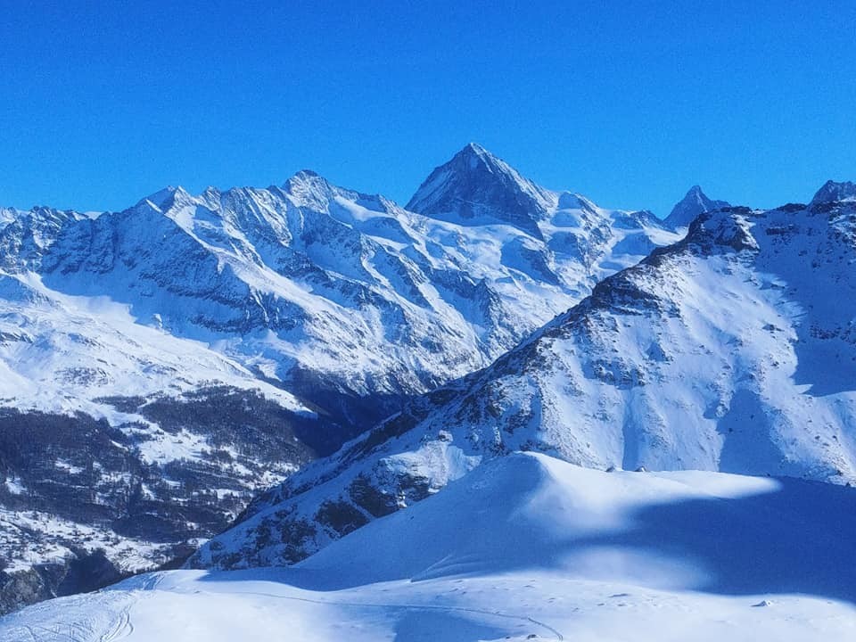 Kann mir jemand bei diesem und dem nächsten Bild mit den Gipfeln helfen? Dent Blanche ist klar. Weißhorn auch. Rechts des (der?) Dent Blanche scheint mir das Matterhorn zu sein, aber sonst???
