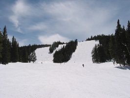 Alle Abfahrten an diesem Hang haben in der Mitte einen saftigen Steilhang mit schönem Auslauf, weshalb man es hier richtig krachen lassen kann. Konsequent sind diese kurzen Passagen auch schwarz markiert, während der Rest blau ist