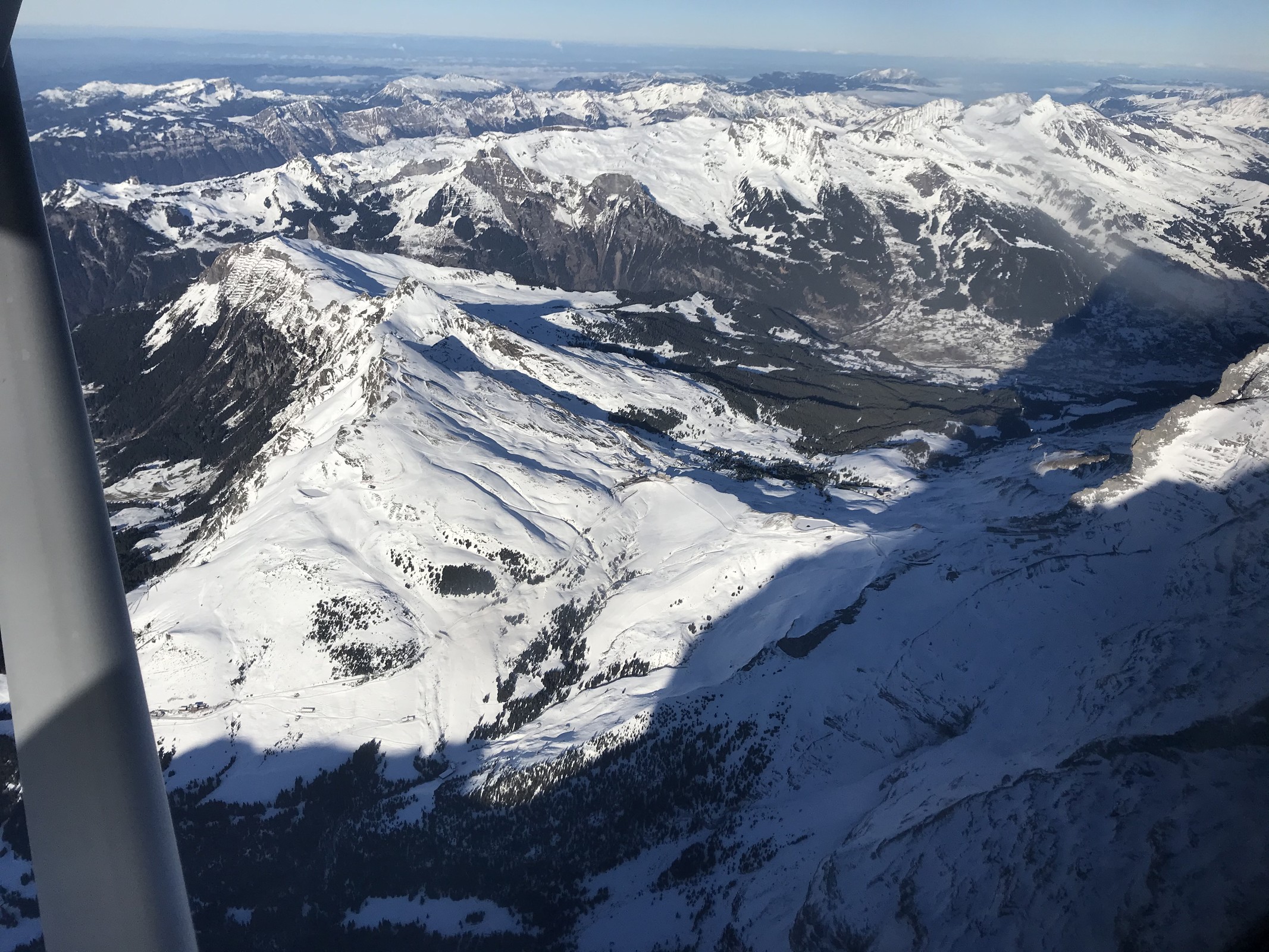 Wenn die Masten der 3S von der Sonne angestrahlt werden, während am Boden schon Schatten ist, dann sieht man sie gut
