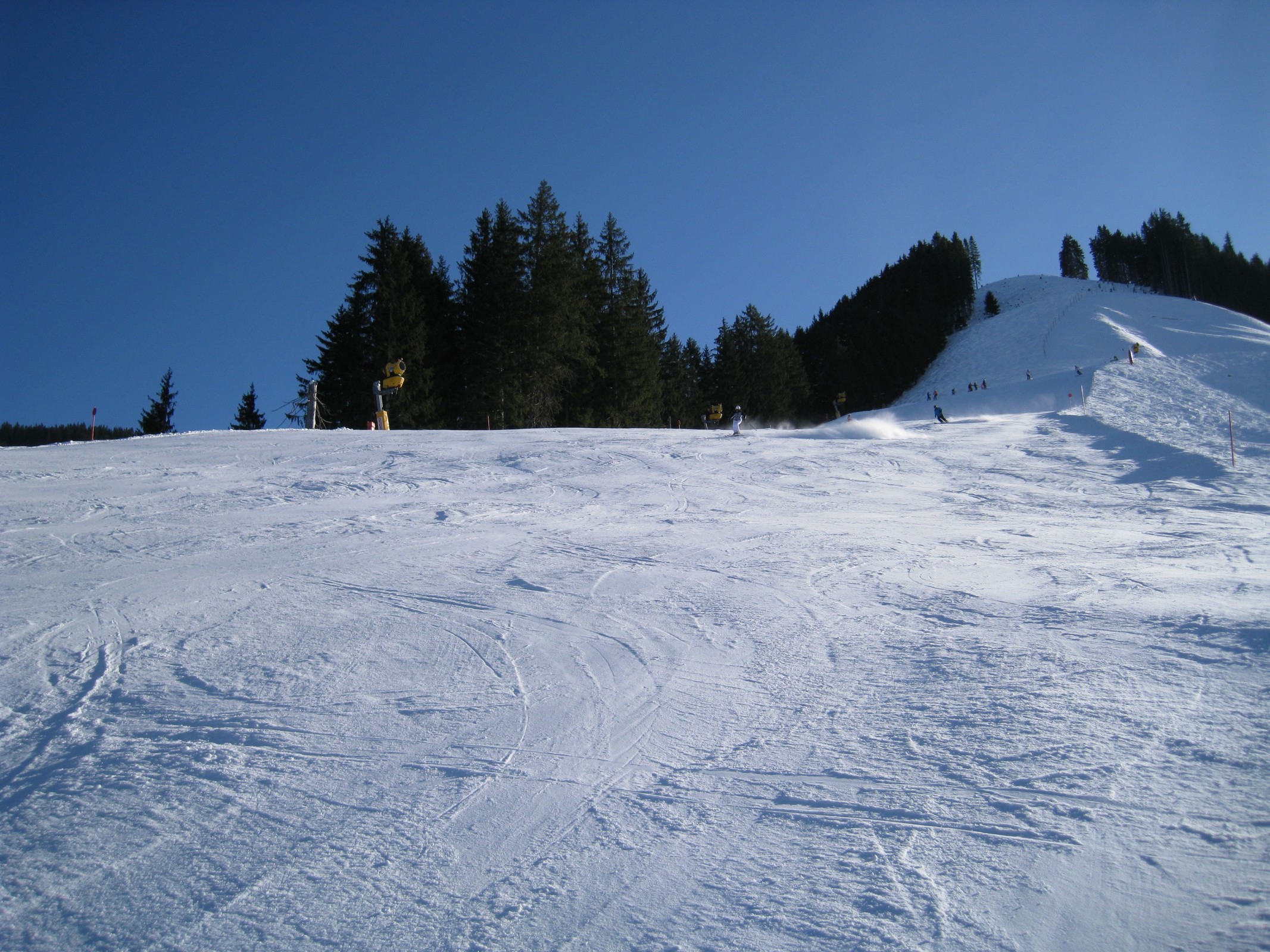 12.16 Uhr: Auf der roten 125 zur E5 TirolS I nach Fieberbrunn - weiter unten, Blick bergwärts. Insgesamt betrachtet, hatte ich mit der Piste zwar keine Probleme, aber sie war äußerst unschön zu fahren, da sie sehr rutschig und an einigen Stellen eisig war. Letztes Jahr war die Piste ein kleines bisschen besser zu fahren, aber auch bei Weitem nicht gut. Sind auf der Piste eigentlich immer so schlechte Verhältnisse?