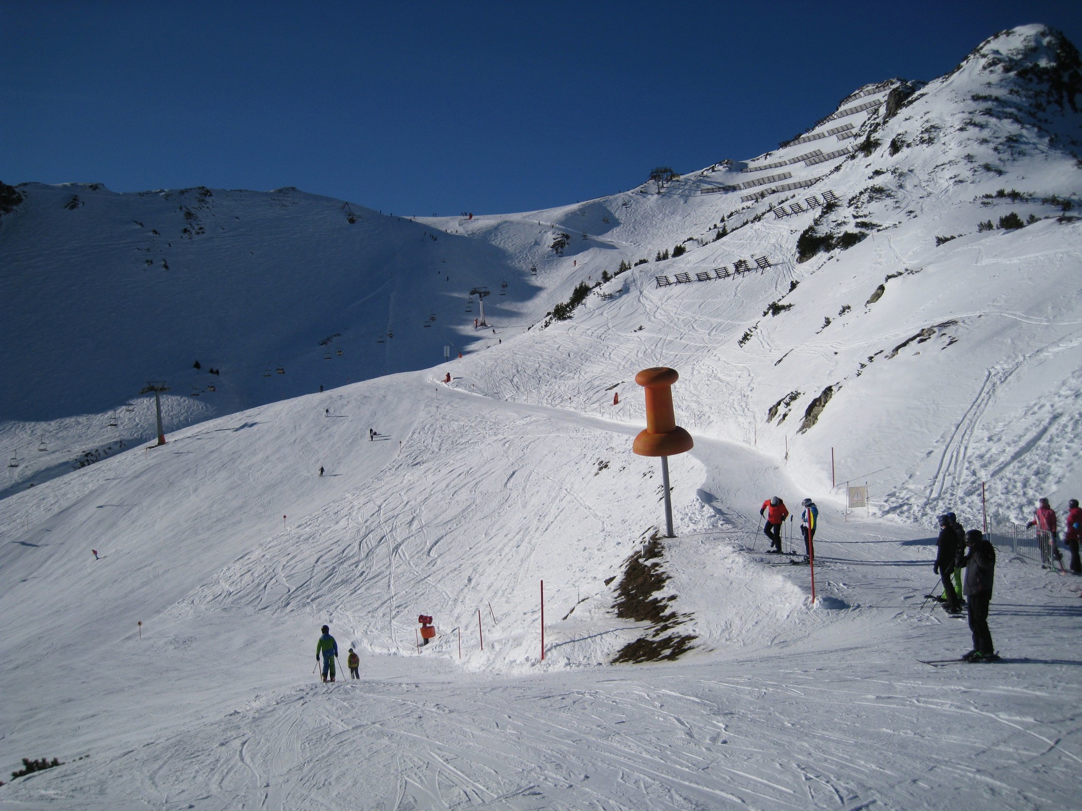 12.52 Uhr: Sprung zur Bergstation der E4 Reckmoos Süd. Hier ist die rote 122 am E3 Hochhörndl 4er zu sehen.