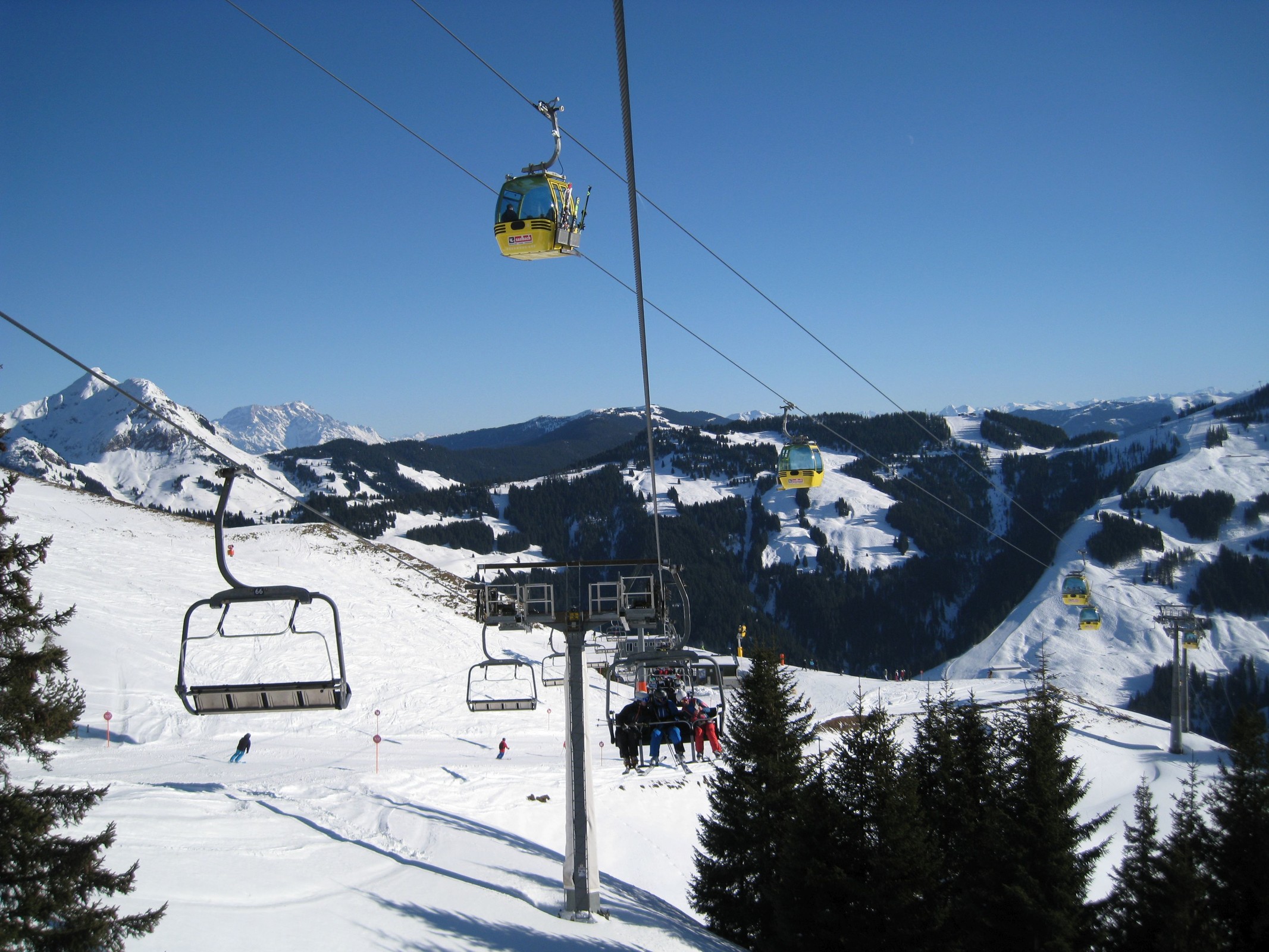 12.57 Uhr: Von der Bergstation der E4 Reckmoos Süd sind wir dann zur Talstation des E3 Hochhörndl 4ers gefahren. Hier sind wir im E3 Hochhörndl 4er, darüber kreuzt uns die E4 Reckmoos Süd.