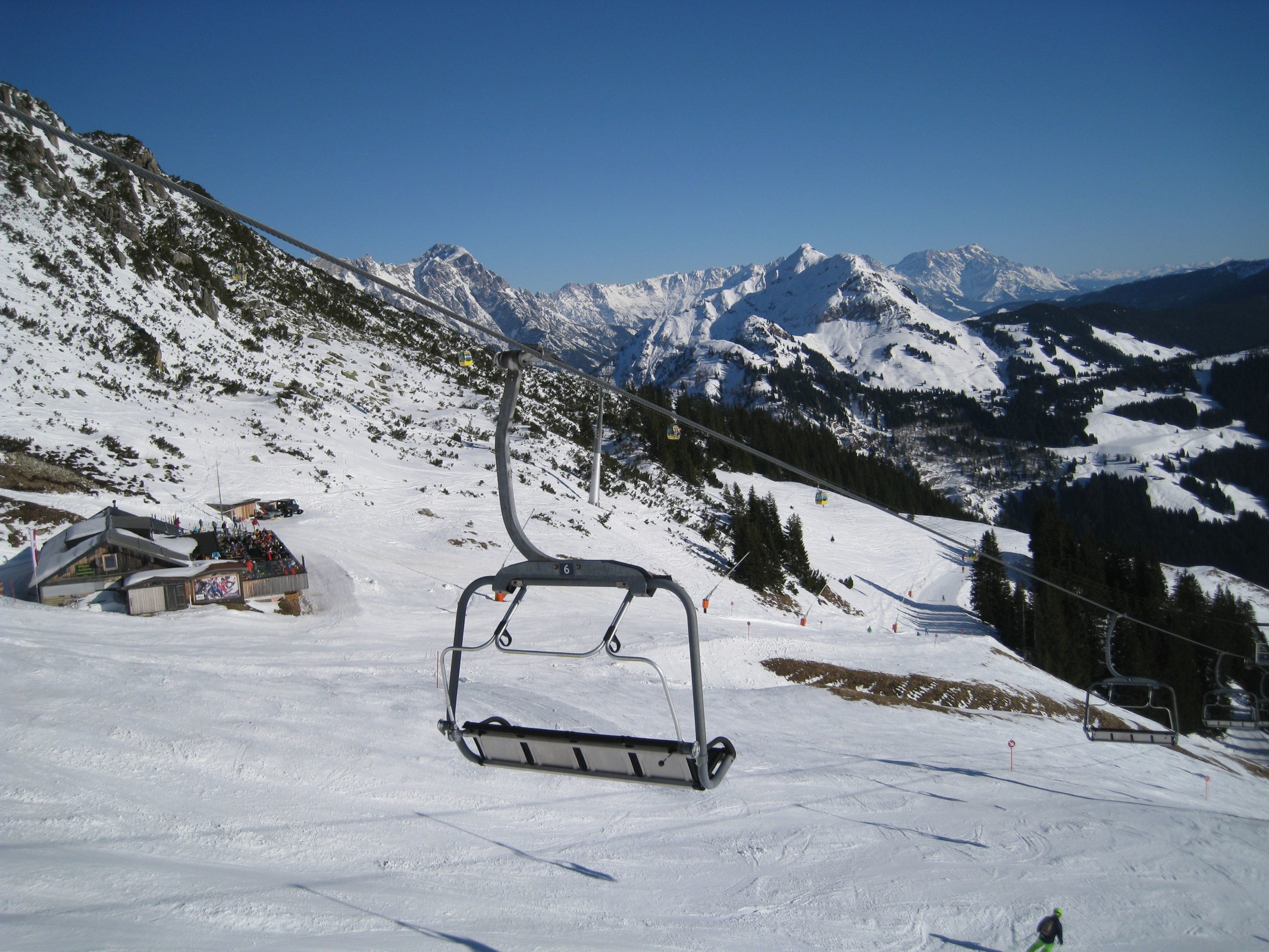 13.00 Uhr: Blick auf die rote 122a aus dem E3 Hochhörndl 4er