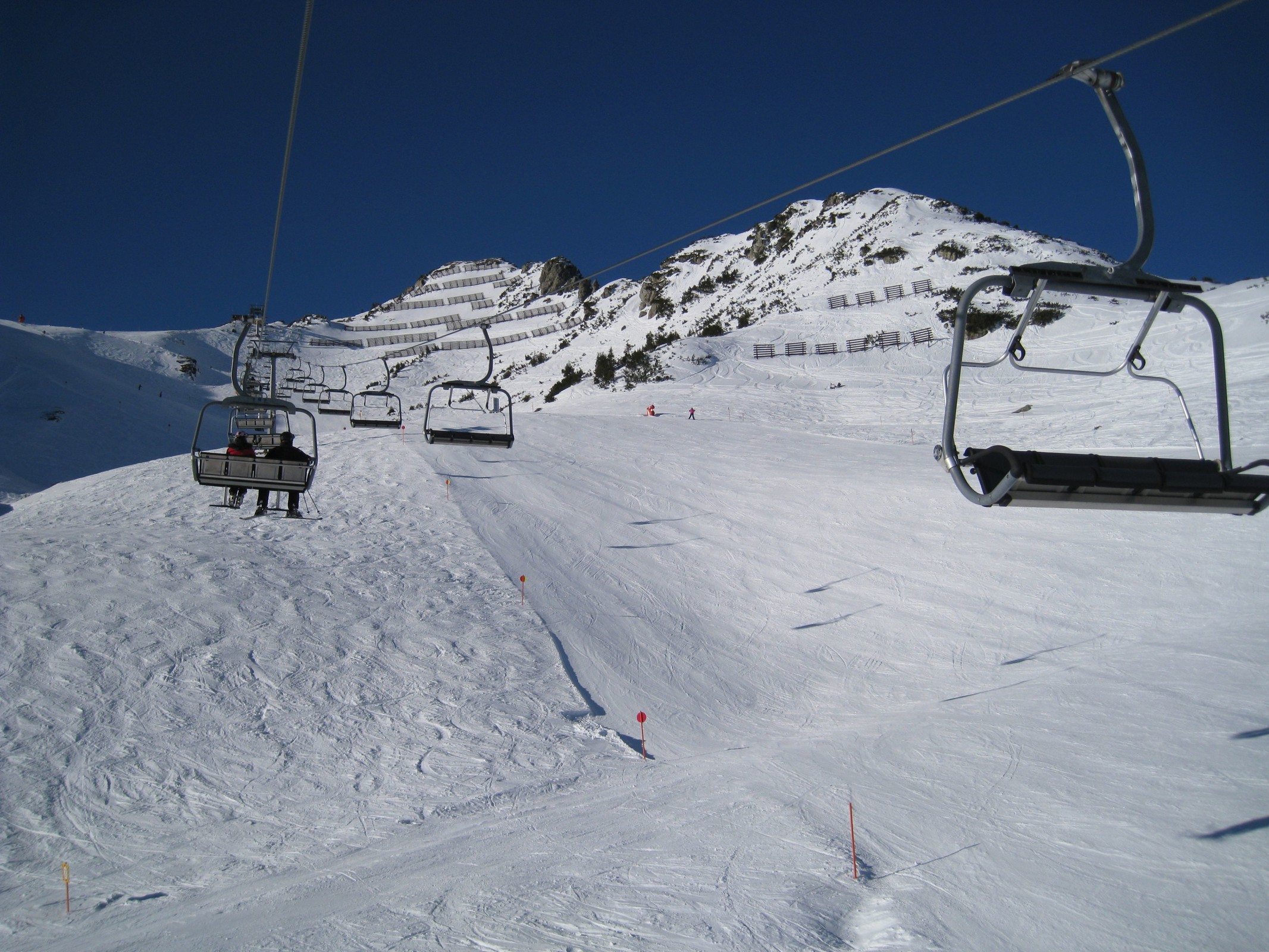 13.00 Uhr: Blick auf die rote 122 aus dem E3 Hochhörndl 4er