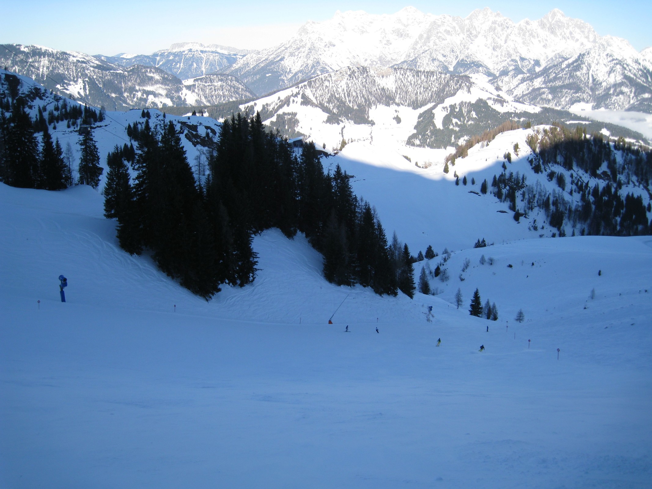 13.57 Uhr: Auf der schwarzen 121a an der E2 Reckmoos Nord II - Blick talwärts