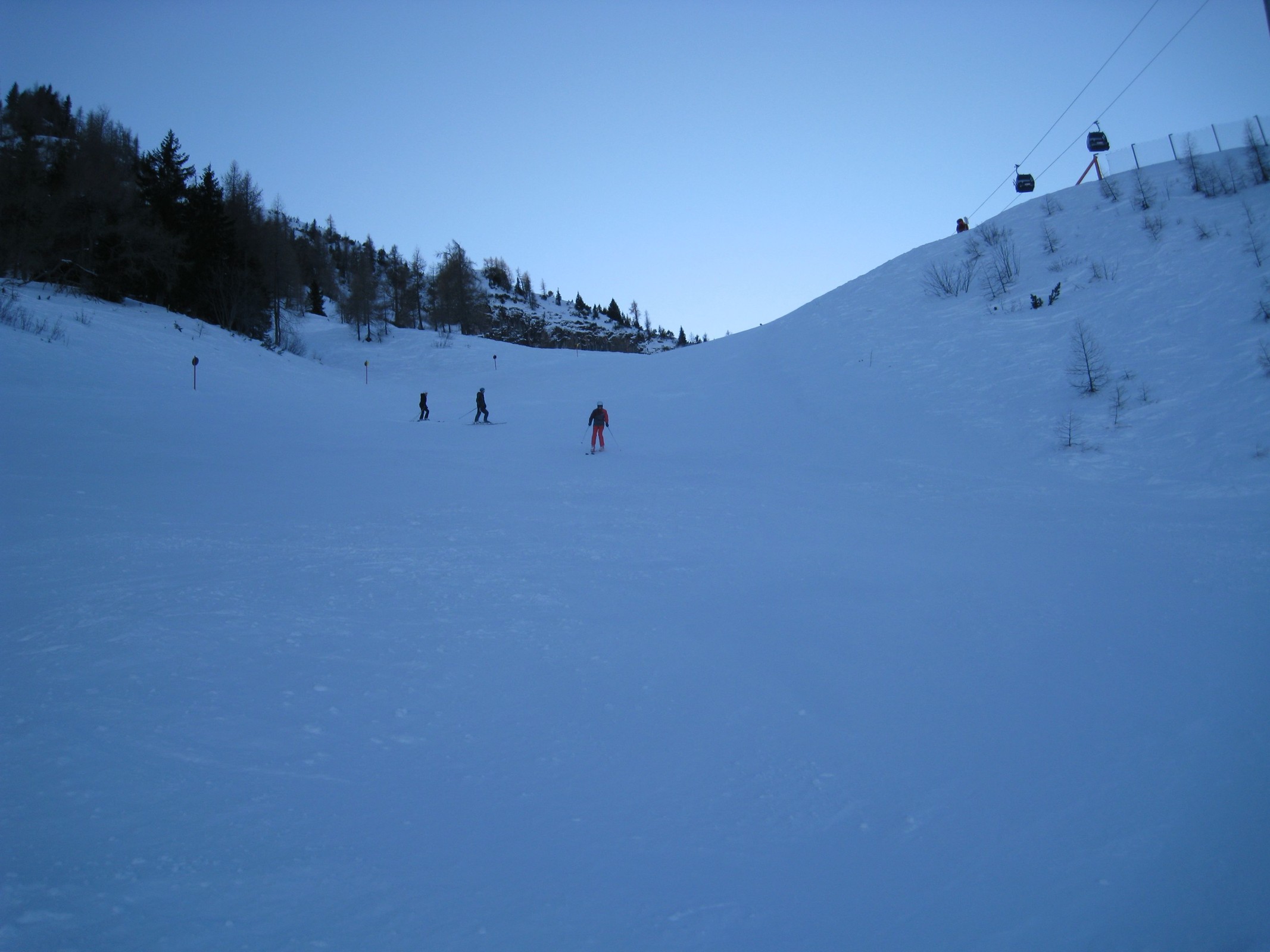 13.58 Uhr: Auf der schwarzen 121a an der E2 Reckmoos Nord II - Blick bergwärts