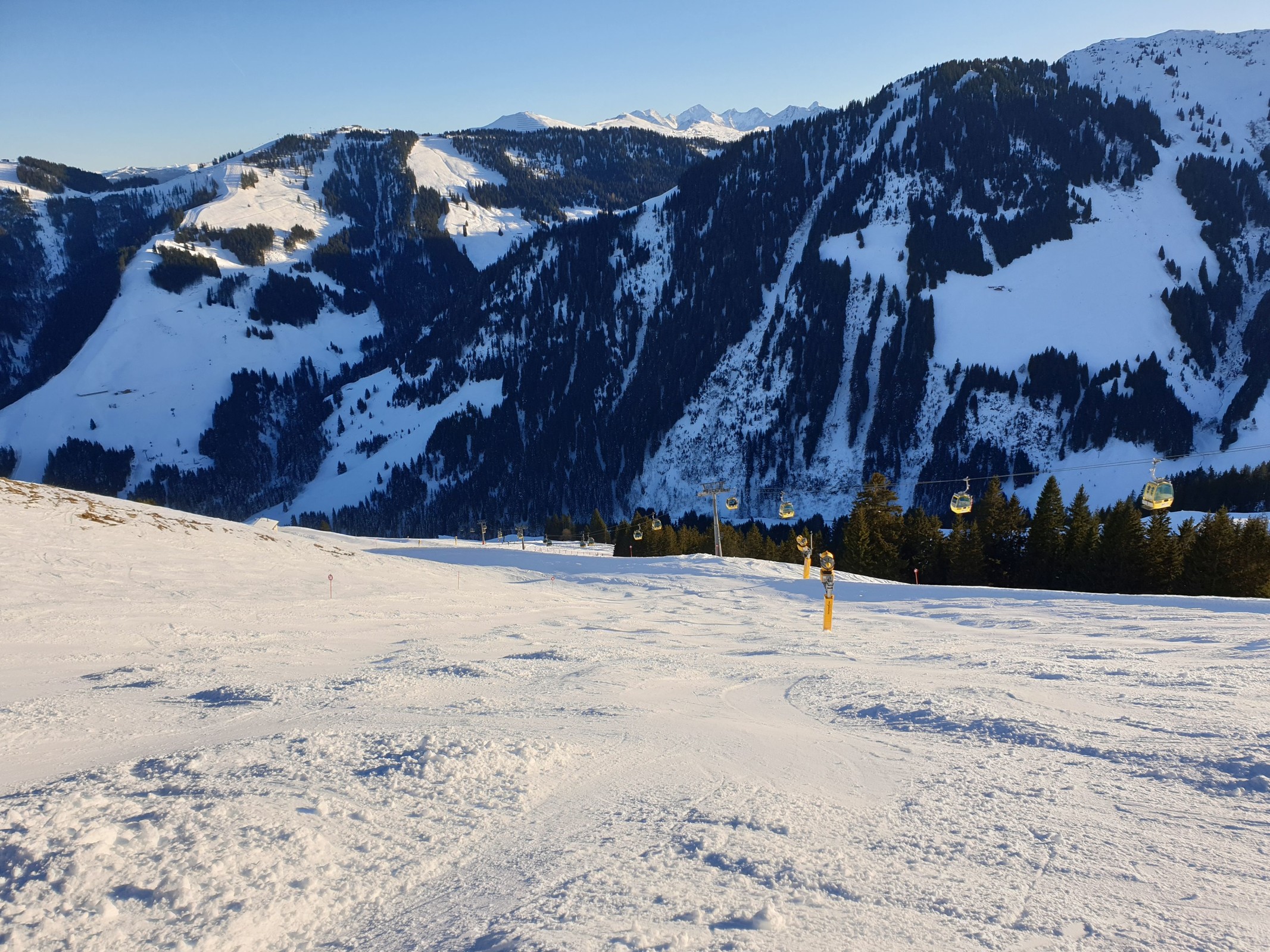 15.27 Uhr: Auf der roten 123 hatte ich die ganze Piste für mich alleine, ich bin nur am Ende drei anderen Skifahrern begegnet... Die Piste war schon leicht verbuckelt, ging aber noch sehr gut zu fahren.