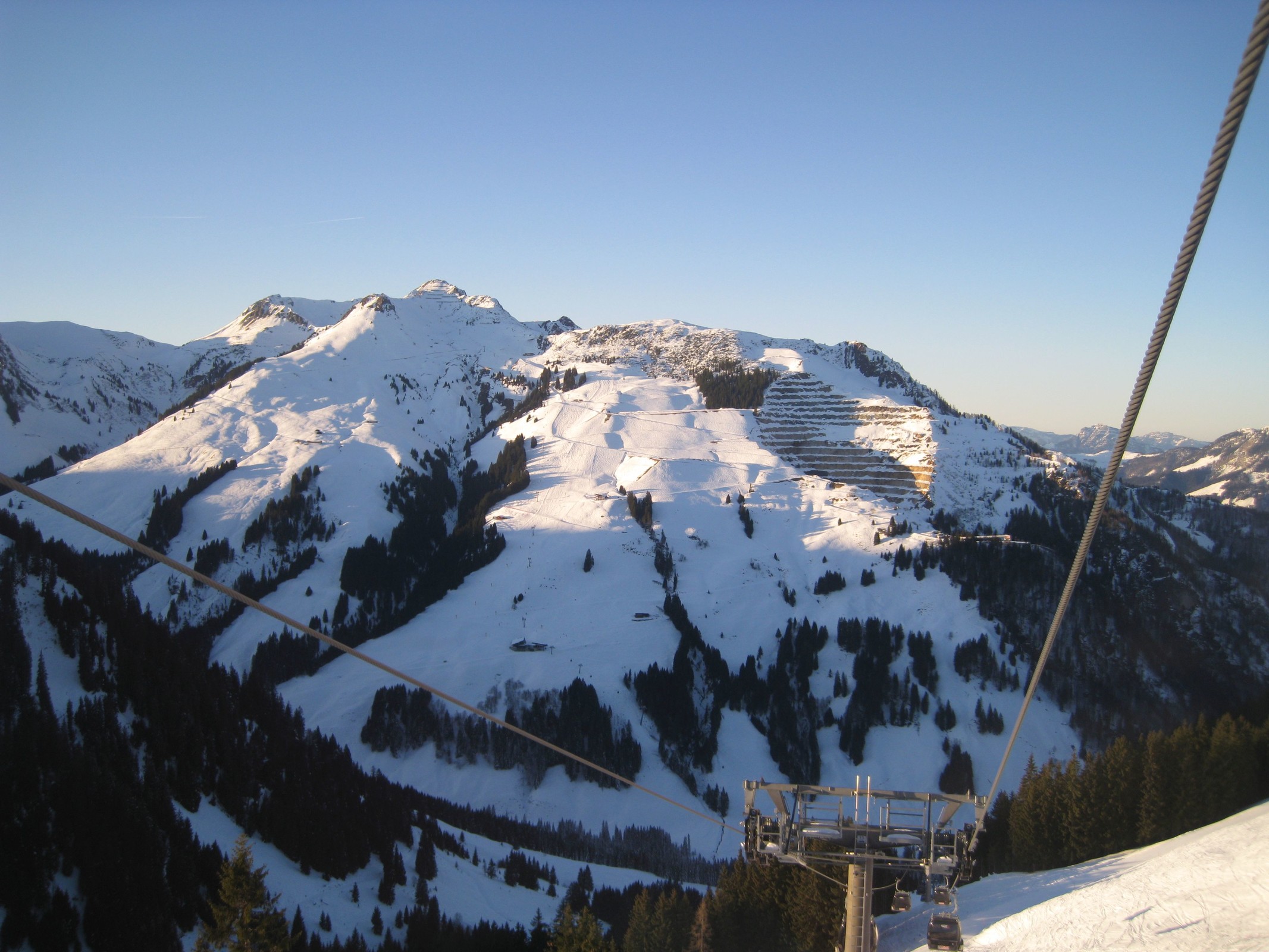 15.39 Uhr: Blick aus der E6 TirolS II zur E4 Reckmoos Süd und zu deren in Nachmittagssonne liegenden Pisten