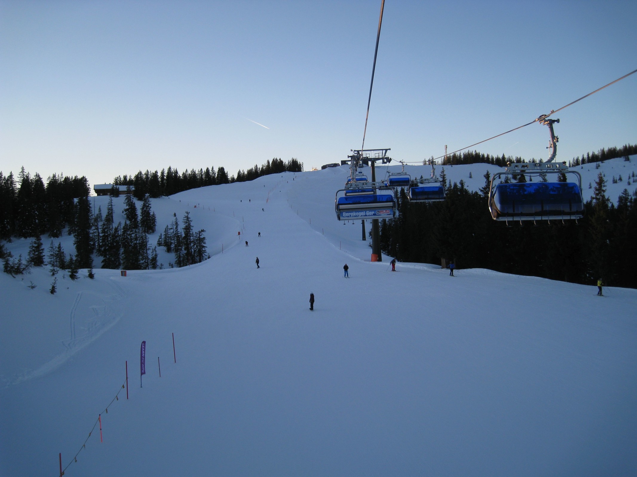 16.03 Uhr: Eine Fahrt mit dem G2 Bernkogel 6er ging sich noch aus (16.01 Uhr eingestiegen). Blick auf die blaue 146 aus dem G2 Bernkogel 6er. Dieser fuhr die zweite Hälfte sehr langsam (ich würde keine 2 m/s sagen), deshalb dauerte diese Liftfahrt etwas länger...
