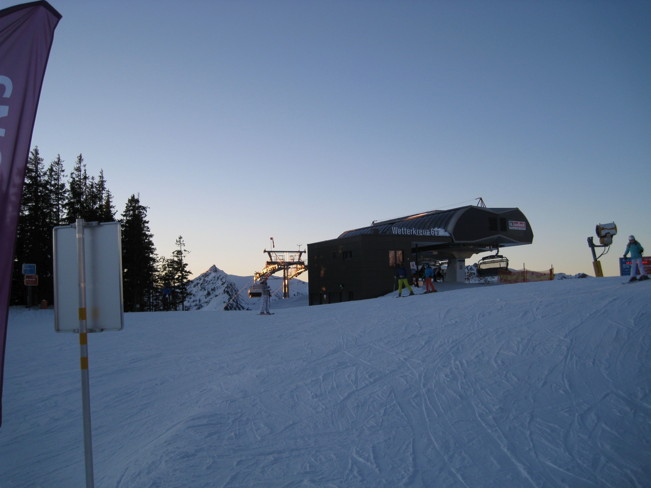 16.10 Uhr: Mit den letzten Strahlen der Sonne angeschienenen Rollenbatterien des G3 Wetterkreuz 6ers