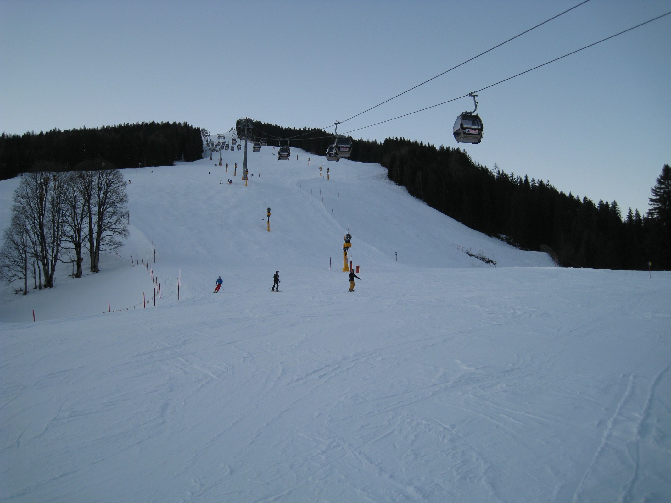 16.17 Uhr: Leicht verbuckelte blaue 146 an der G1 Bernkogelbahn