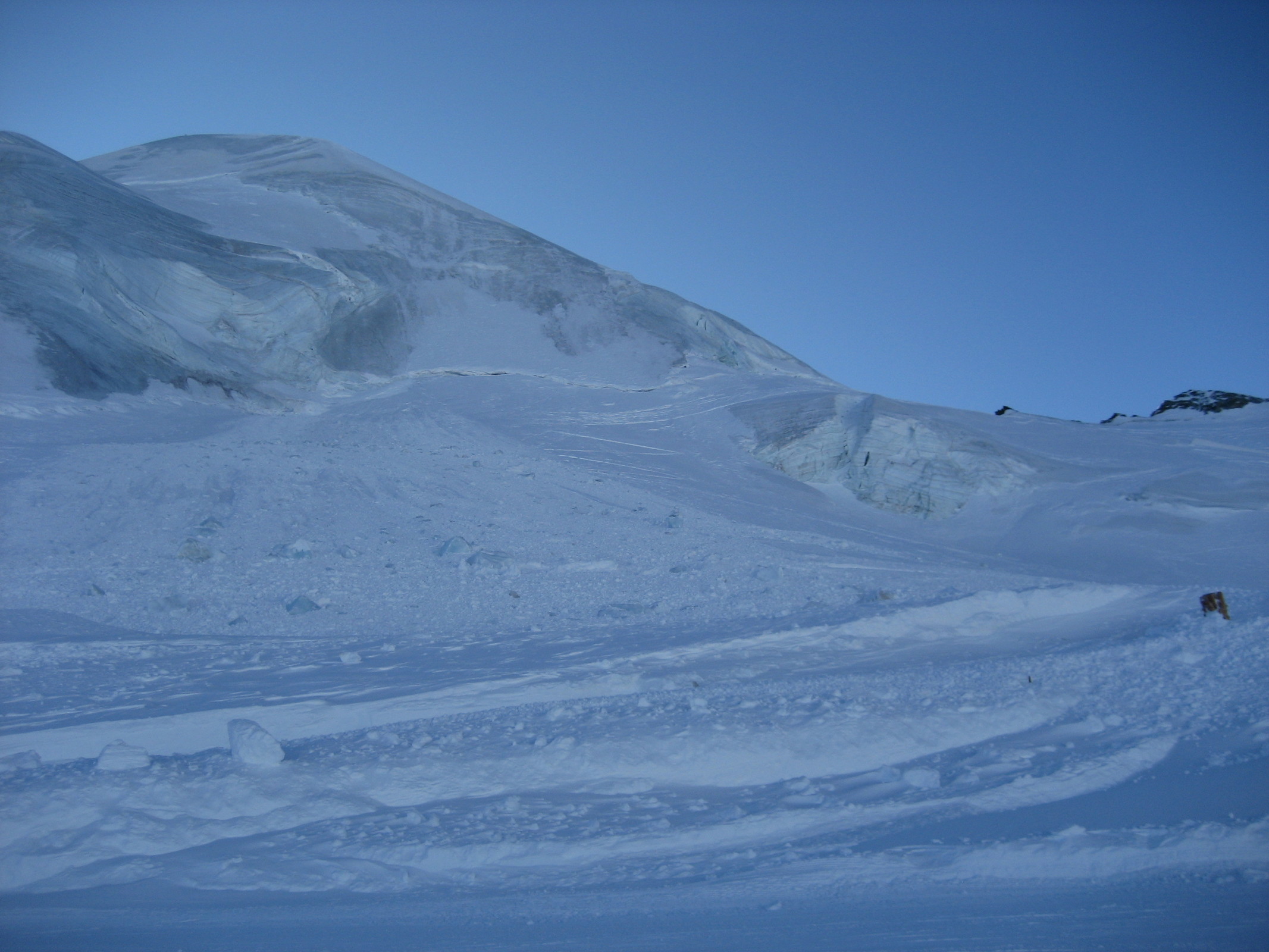 Blick von der Piste 19 Allalin auf den Gletscherabbruch