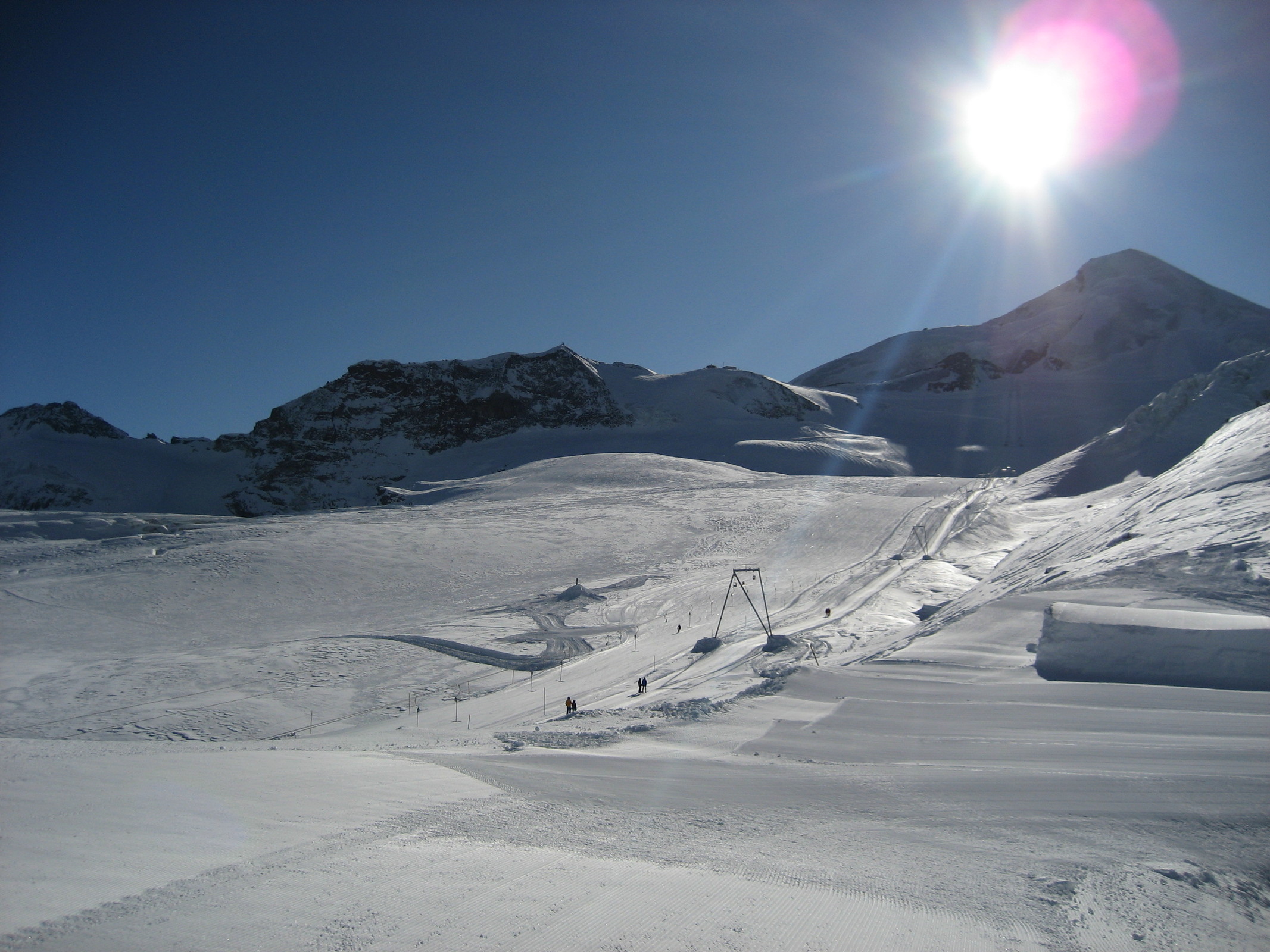 Blick von der Bergstation SB Längfluh Richtung Mittelallalin und Piste 10a Feechatz