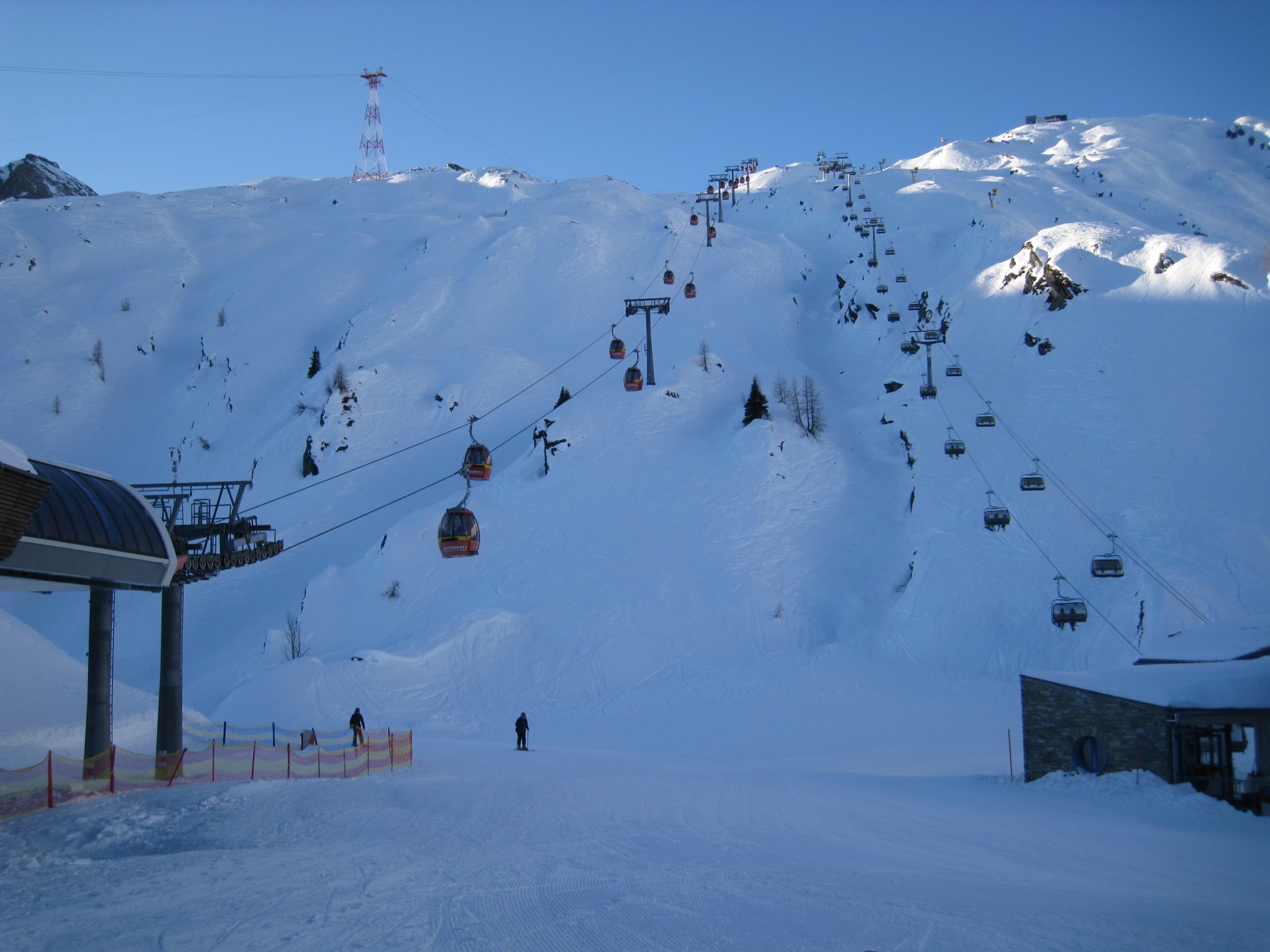 09.11 Uhr: Morgendlicher Ausblick in Richtung Alpincenter (2.450 m) vom Langwied (1.976 m) aus. Ganz Links die alte Pendelbahn zum Alpincenter (https://www.lift-world.info/de/lifts/14895/datas.htm), rechts die Langwiedbahn und dazwischen der Gletscherjet 2