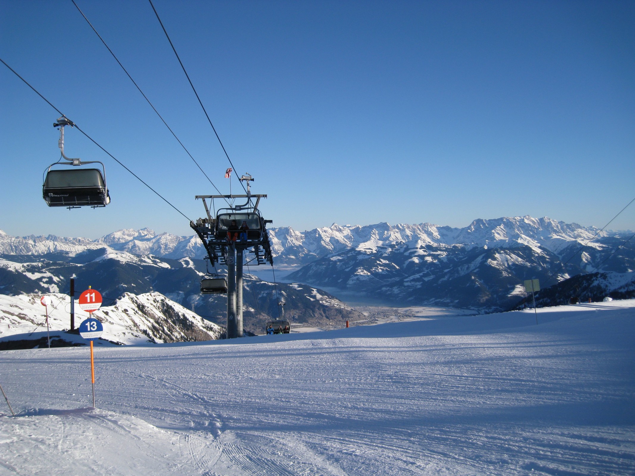 09.22 Uhr: Hier ist der Beginn der Langwiedpiste (Nr. 11) und der Krefelderpiste (Nr. 13) am Alpincenter (2.450 m) und die Langwiedbahn vor dem Zeller See im Hintergrund zu sehen.