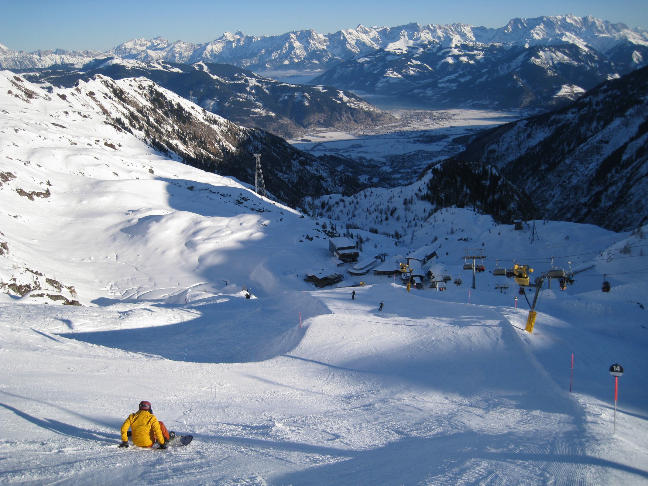 09.27 Uhr: Auf der Black Mamba (Nr. 14) zum Langwied. Ganz links die Bahn mit den großen Stützen ist die 3K K-onnection, daneben die Panoramabahn und der Gletscherjet 1. Rechts neben dieser Piste verlaufen die Langwiedbahn und der Gletscherjet 2 (alle von links nach rechts).