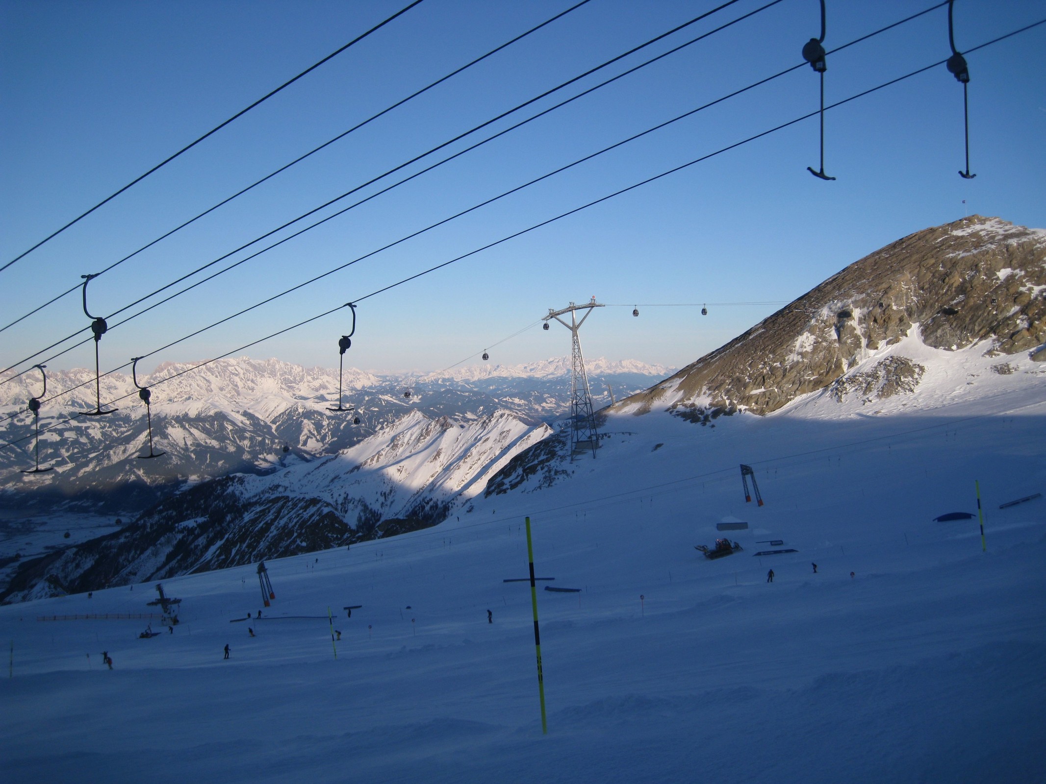 15.35 Uhr: Kitzlifte vor der umliegenden Bergwelt