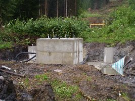 Die ersten Stützenfundamente sind fertig. (für was sind die runden Poller links und rechts?)