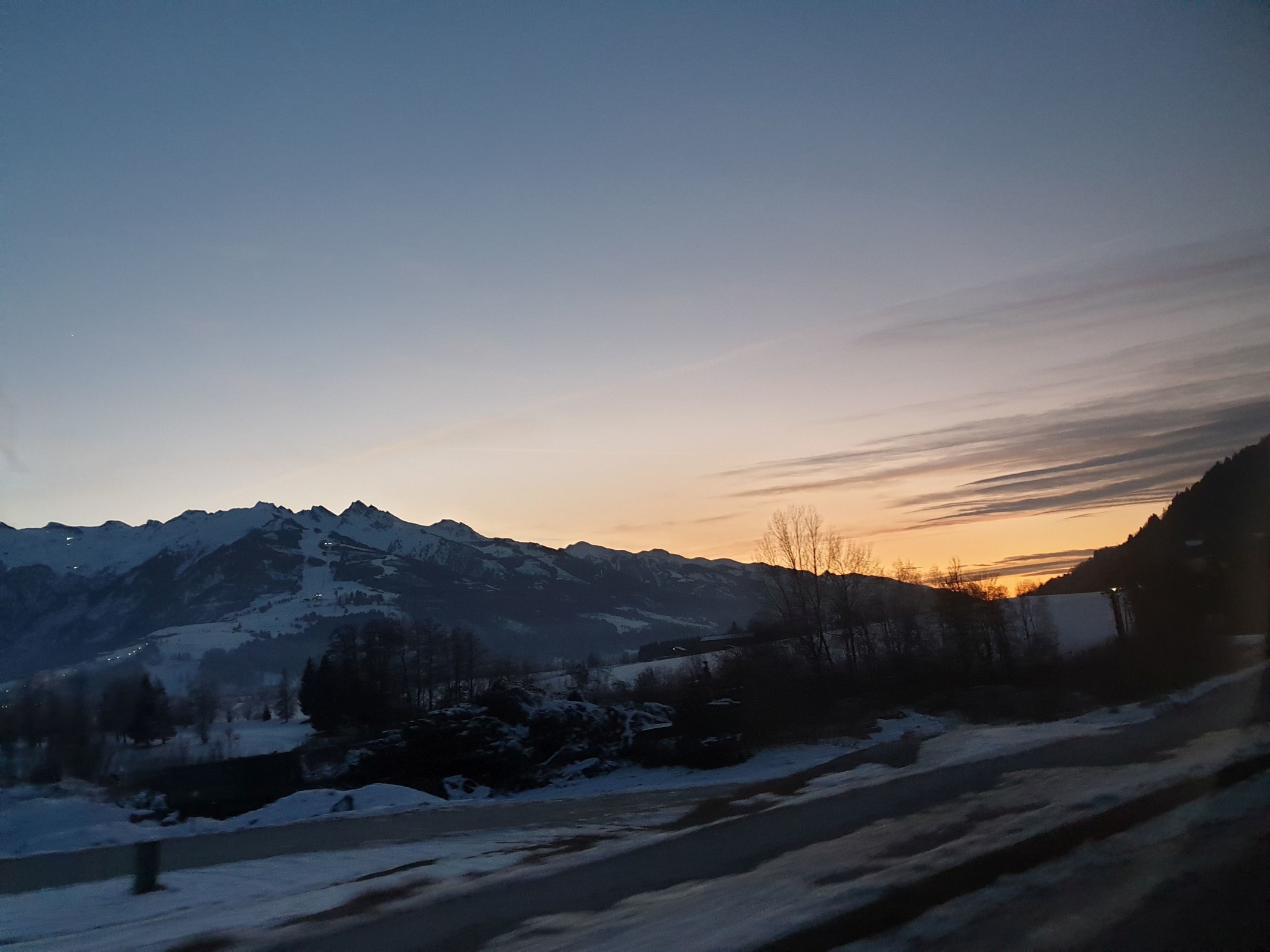 16.51 Uhr: Links der Maiskogel, rechts das Abendrot im Salzachtal