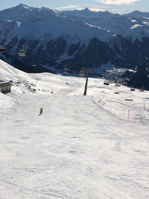 Selten hat man die Chance kurz nach Mittag einfach in großen Schwüngen eine Piste kilometerlang nach unten zu carven. Schon gar nicht als mittelprächtiger Skifahrer wie ich ... heute hatte ich das Vergnügen auf der blauen 4 gleich mehrfach.