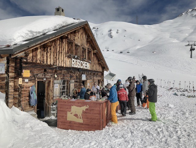Schöne kleine Bar/Hütte an der Sattelabfahrt ...