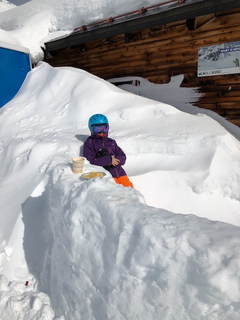 Gibt auch standesgemäße Sitzplätze. Liegestühle hat es aber natürlich auch.