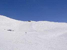 Und nocheinmal die rote Piste Corne. Links sieht man einen Teil der Talstation der 4SB Corne de Sorebois.