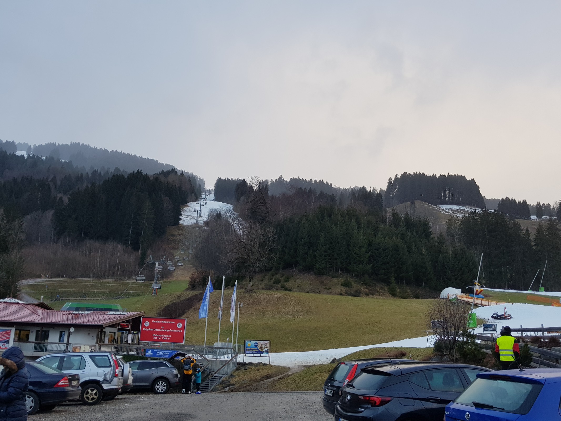 Blick vom Parkplatz aus, eher grün