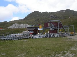 Blick von La Chaux zur Bergstation, links der alte Betonbunker der 2SB. Diese ist schon komplett abgetragen