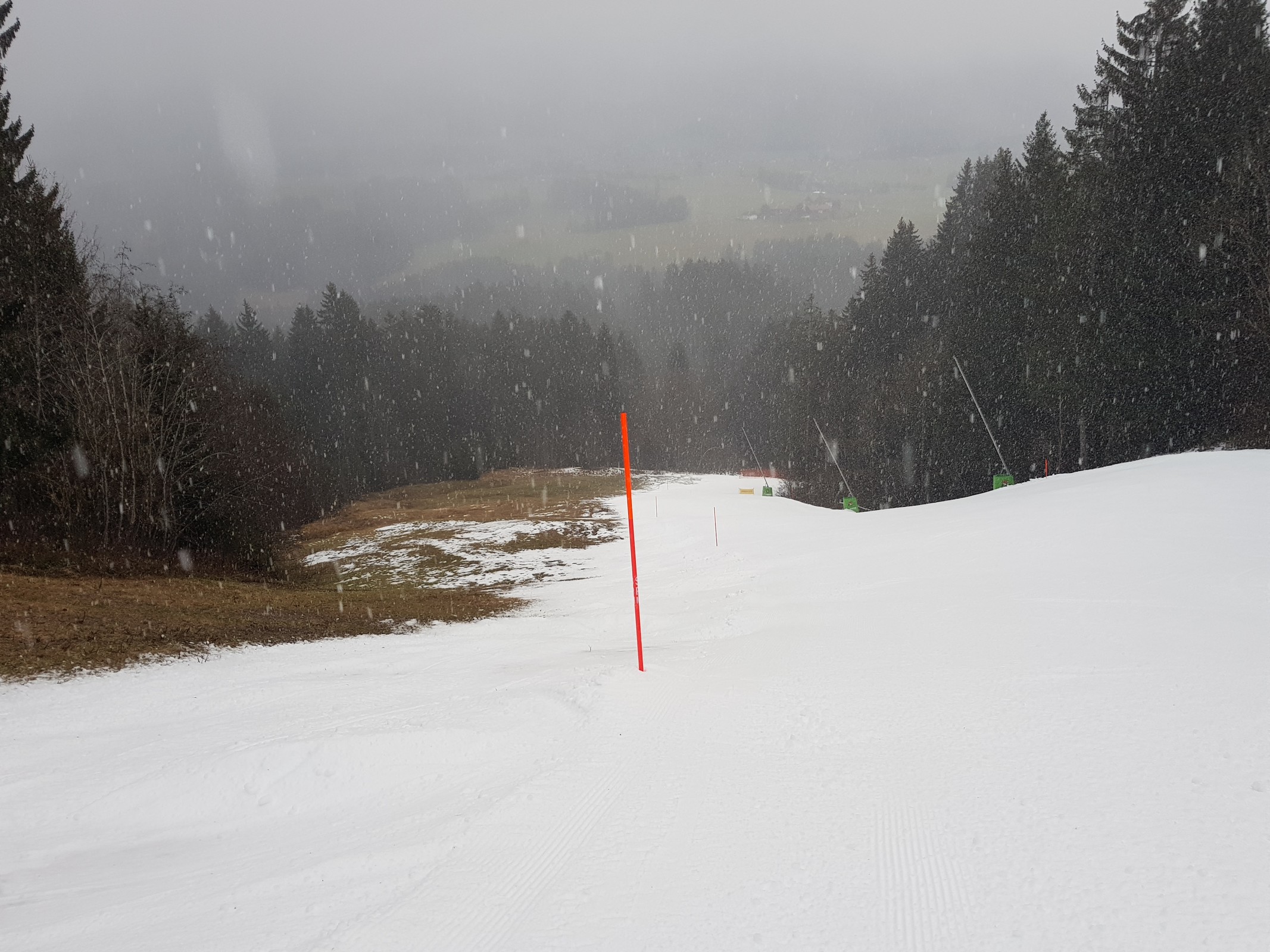 Weiter unten wurde es dann schon langsam weicher, hier sieht man auch wie gering die Schneelage dieses Jahr ist, am Ende des Hanges war der Schnee dann schon komplett in Regen übergegangen.