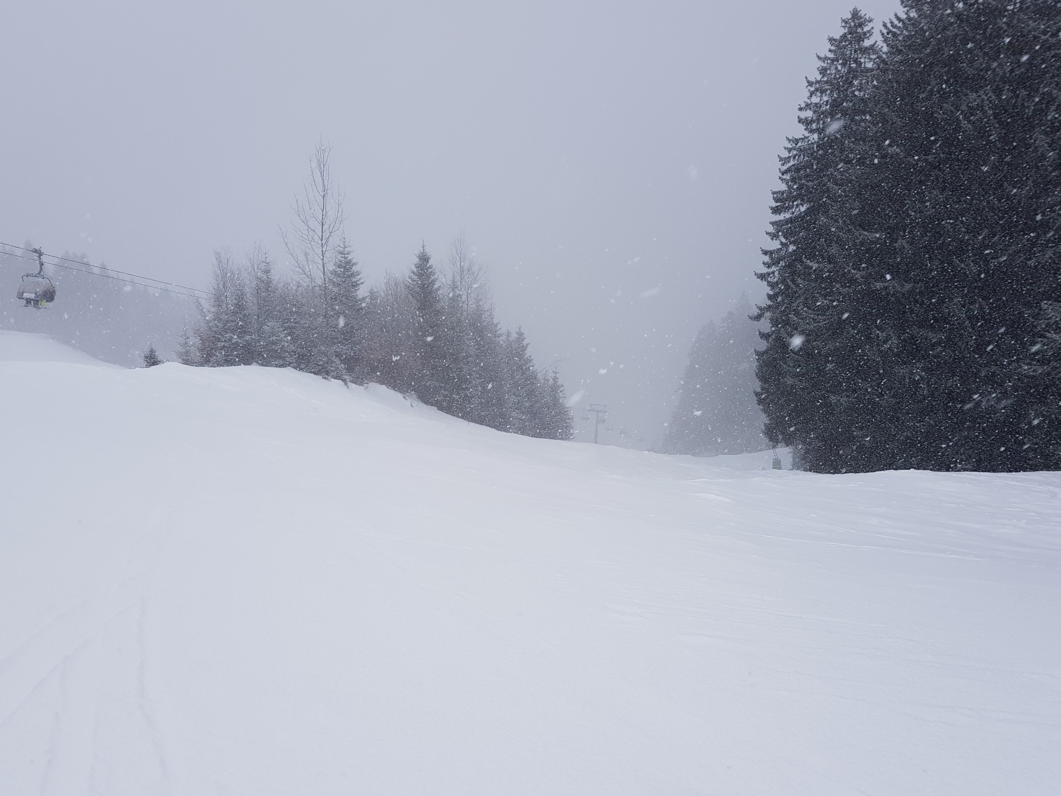 Oben testeten wir Linksrum dann die mehren blauen Pisten die es dort gab Bilder habe ich dort keine geschossen, hier ging es dann schon wieder runter in Richtung Weltcup Express.