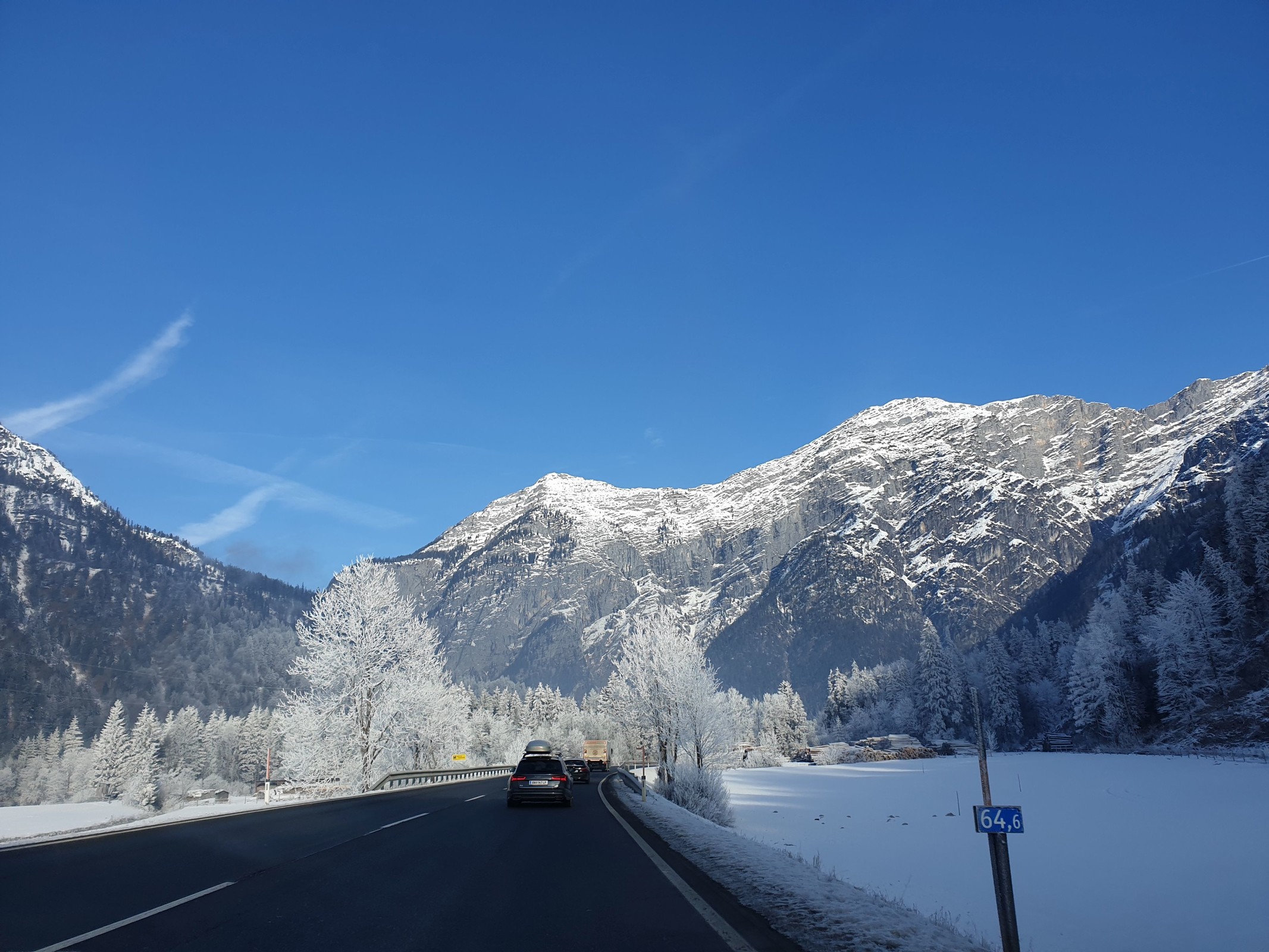 10.50 Uhr: (Halbwegs) Winterliche Landschaft etwas nördlich von Saalfelden am Steinernen Meer - es macht den Abschied nicht leichter...