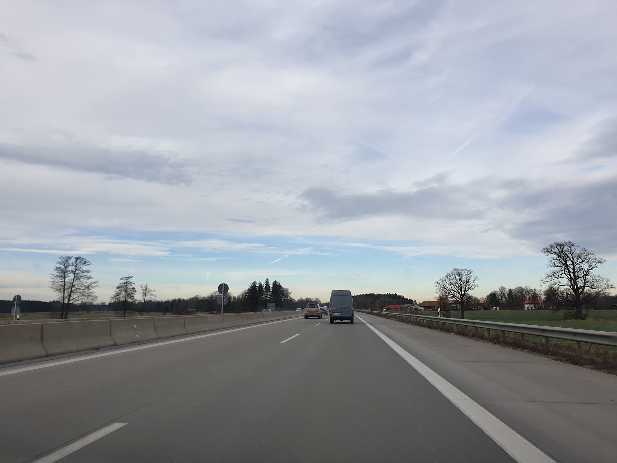 12.17 Uhr: Interessante Stimmung auf der A93 bei Flintsbach am Inn